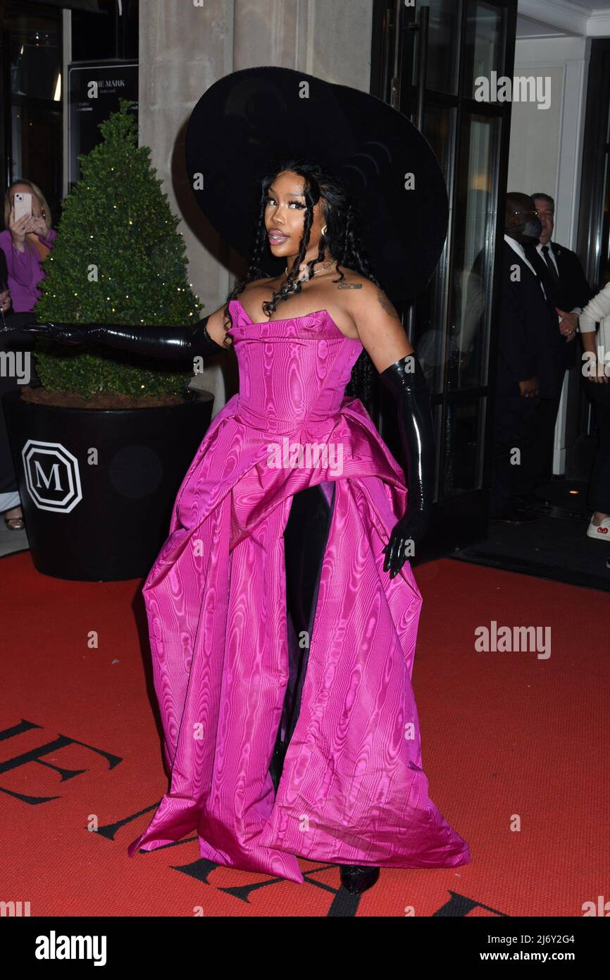 SZA alle partenze per Celebrity Candids - partenza per il Met Gala, The Mark Hotel, New York, NY 2 maggio 2022. Foto di: Quoin Pics/Everett Collection Foto Stock