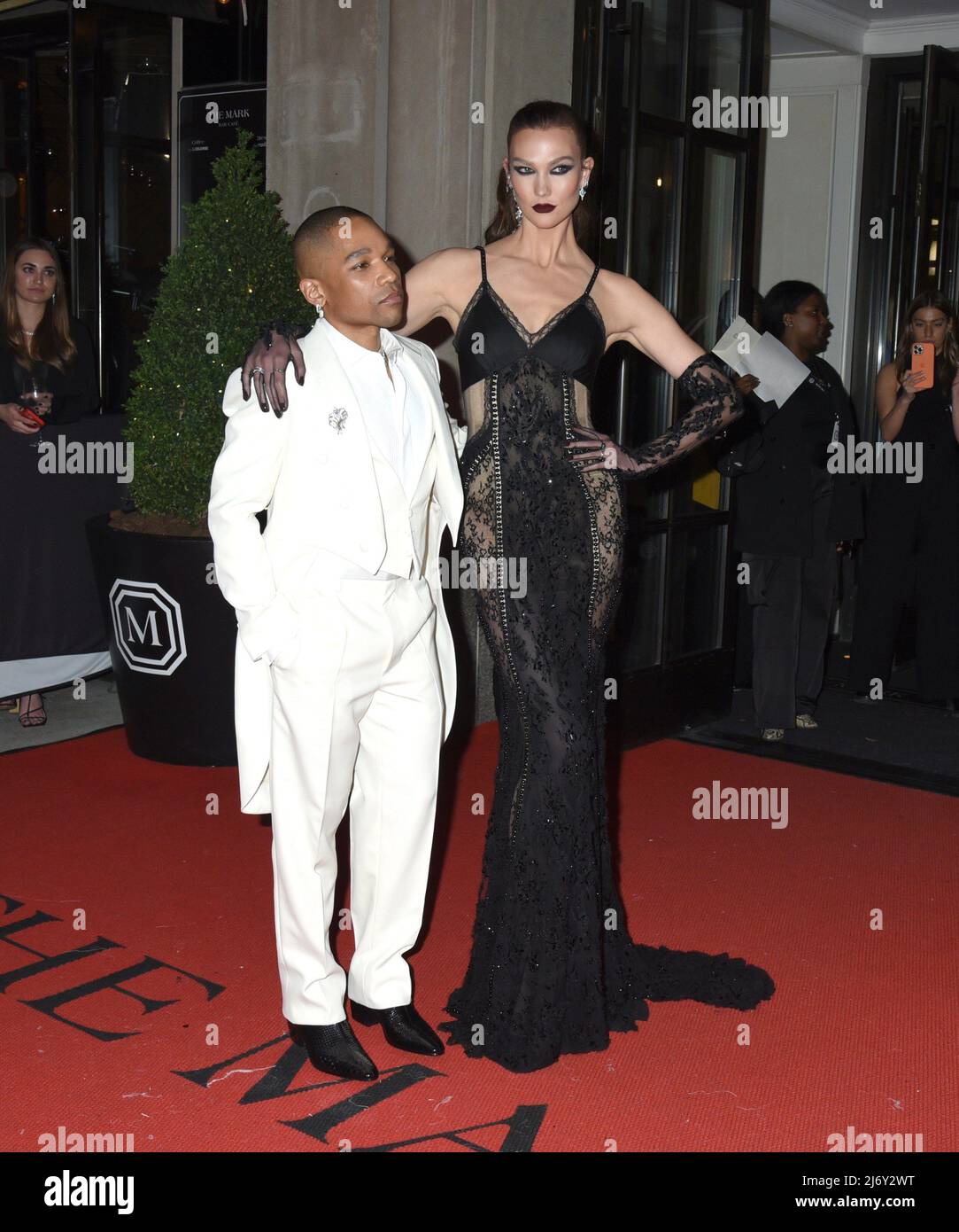 Carlos Nazario, Karlie Kloss alle partenze per Celebrity Candids - partenza per il Met Gala, The Mark Hotel, New York, NY 2 maggio 2022. Foto di: Quoin Pics/Everett Collection Foto Stock