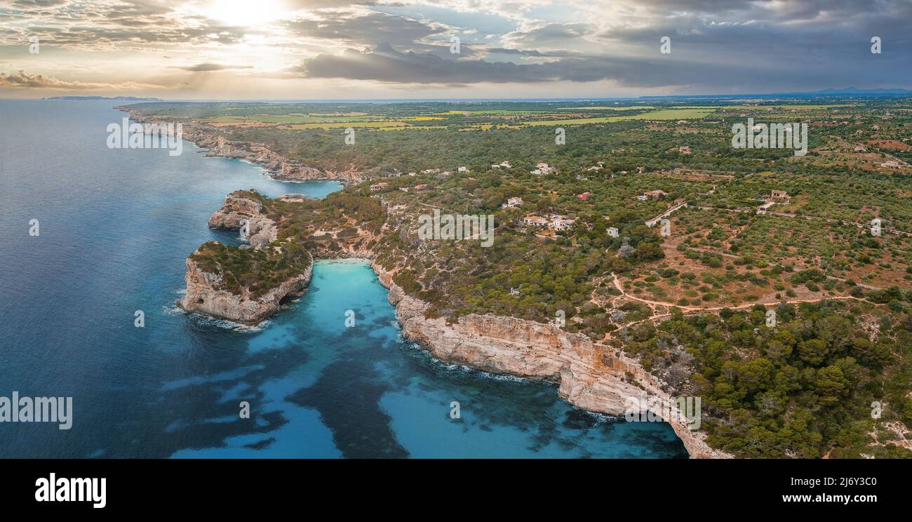 Veduta aerea, Cala d'es Moro, costa rocciosa a Cala de s'Almonia Foto Stock