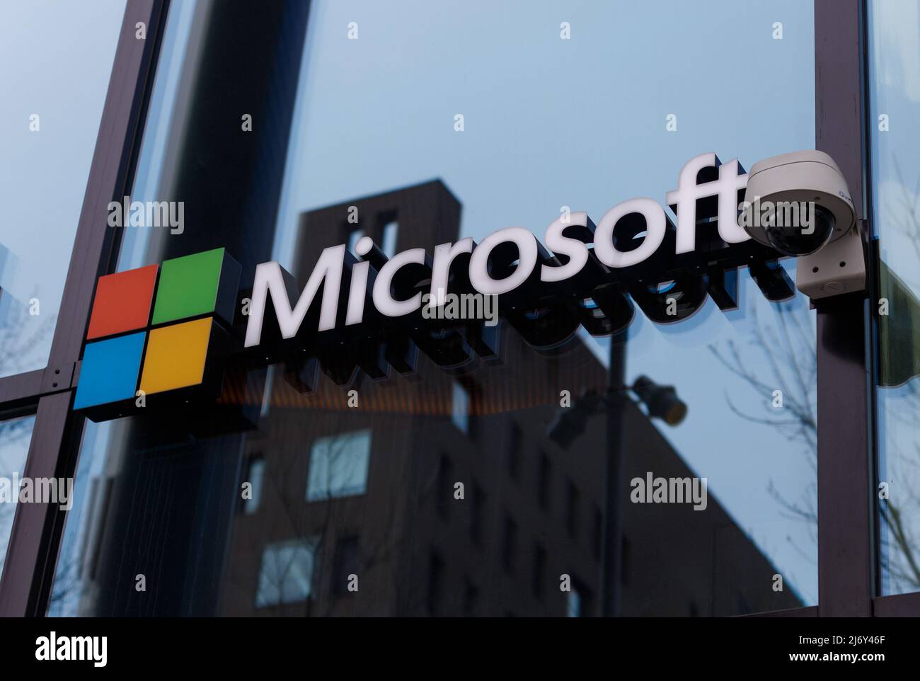 Oslo, Norvegia. 02 maggio 2021: Logo Microsoft presso l'edificio degli uffici, segno. Foto Stock