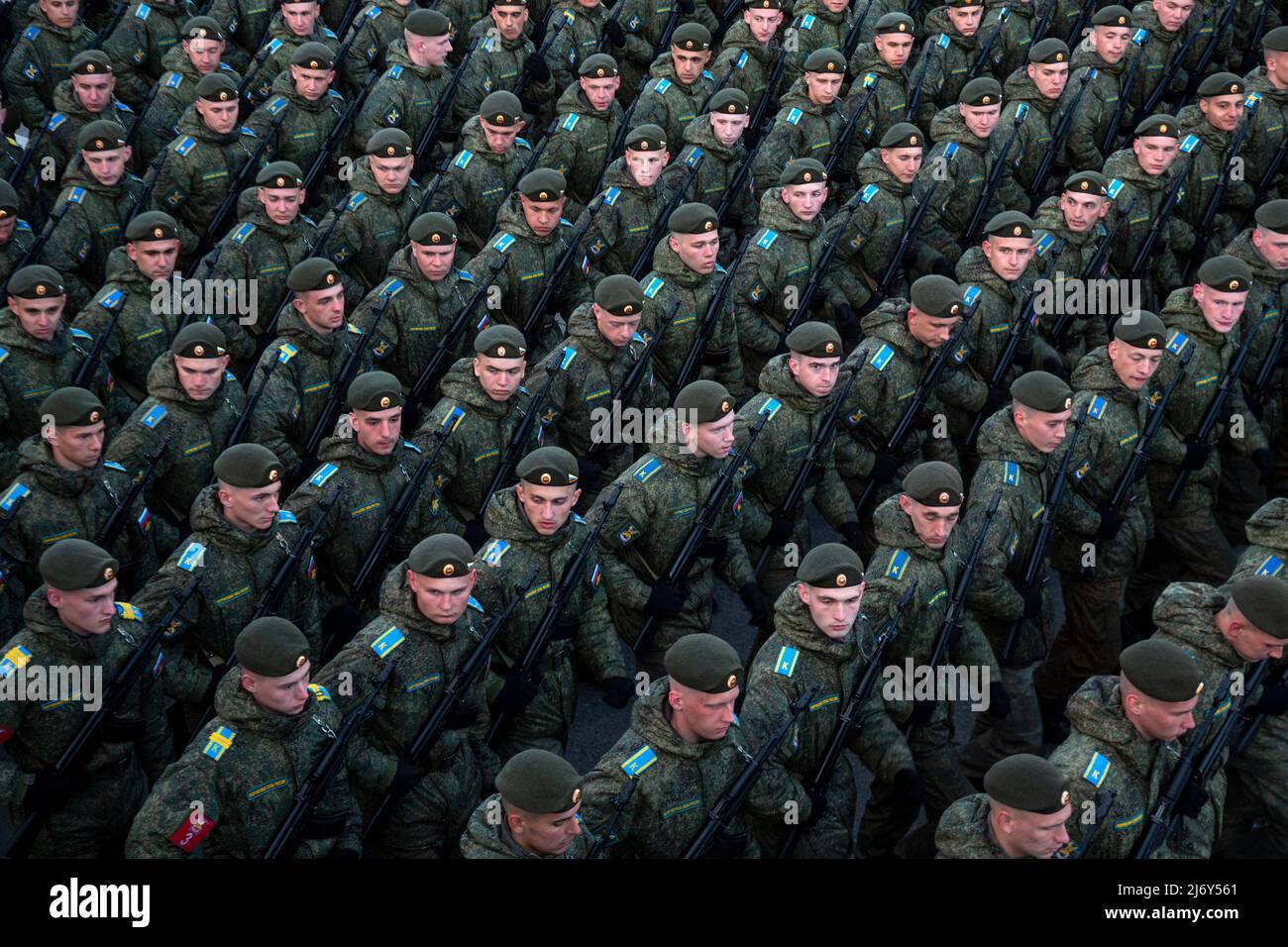 Mosca, Russia. 4th maggio 2022. I militari marciano in formazione durante una prova di una sfilata della Giornata della Vittoria che segna il 77th° anniversario della vittoria sulla Germania nazista nella seconda guerra mondiale a Mosca, Russia. Nikolay Vinokurov/Alamy Live News Foto Stock