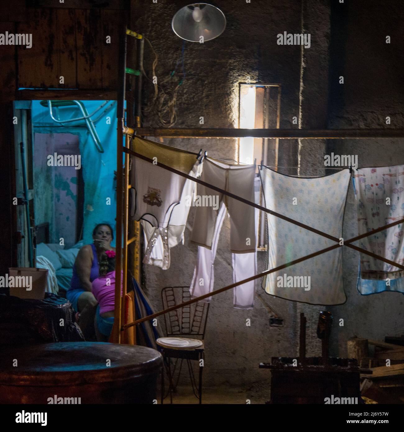 10 gennaio 2016 - l'Avana, Cuba: Lavanderia che asciuga all'aperto in una serata umida. (Liz Roll) Foto Stock