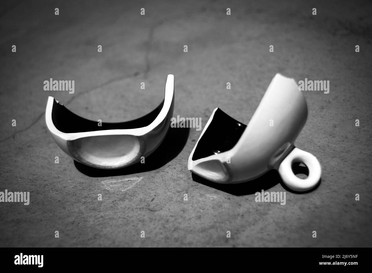 Tazza di tè rotta. Concetto di divorzio e separazione. Divisione della proprietà in divorzi, cause legali. Rapporti interrotti, divisione. Infortuni e assicurazioni. Foto Stock