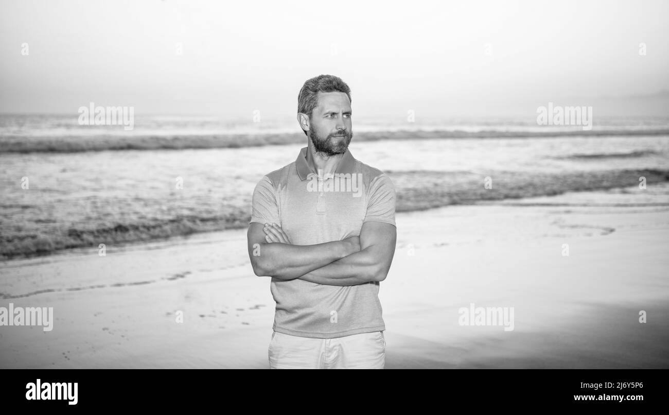 uomo fiducioso sul mare sulla spiaggia estiva mattina, mare Foto Stock