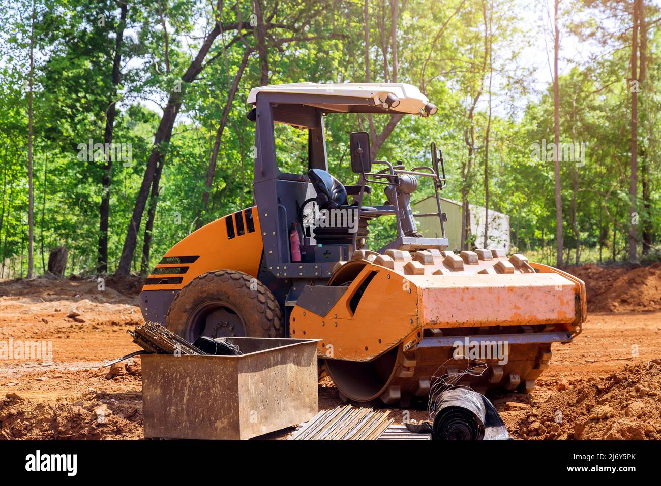 Visualizza macchinari e attrezzature per impieghi gravosi in un grande cantiere di escavatori, bulldozer, dumper e scavatrici Foto Stock