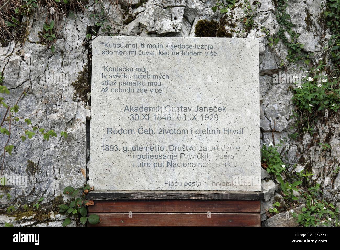 Targa commemorativa di Gustav Janecek al Parco Nazionale dei Laghi di Plitvice in Croazia Foto Stock