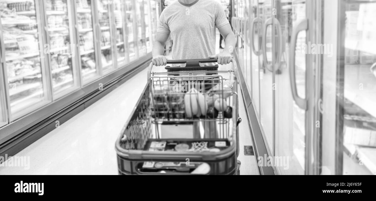 uomo corto con carrello di acquisto di cibo a drogheria, shopping Foto Stock