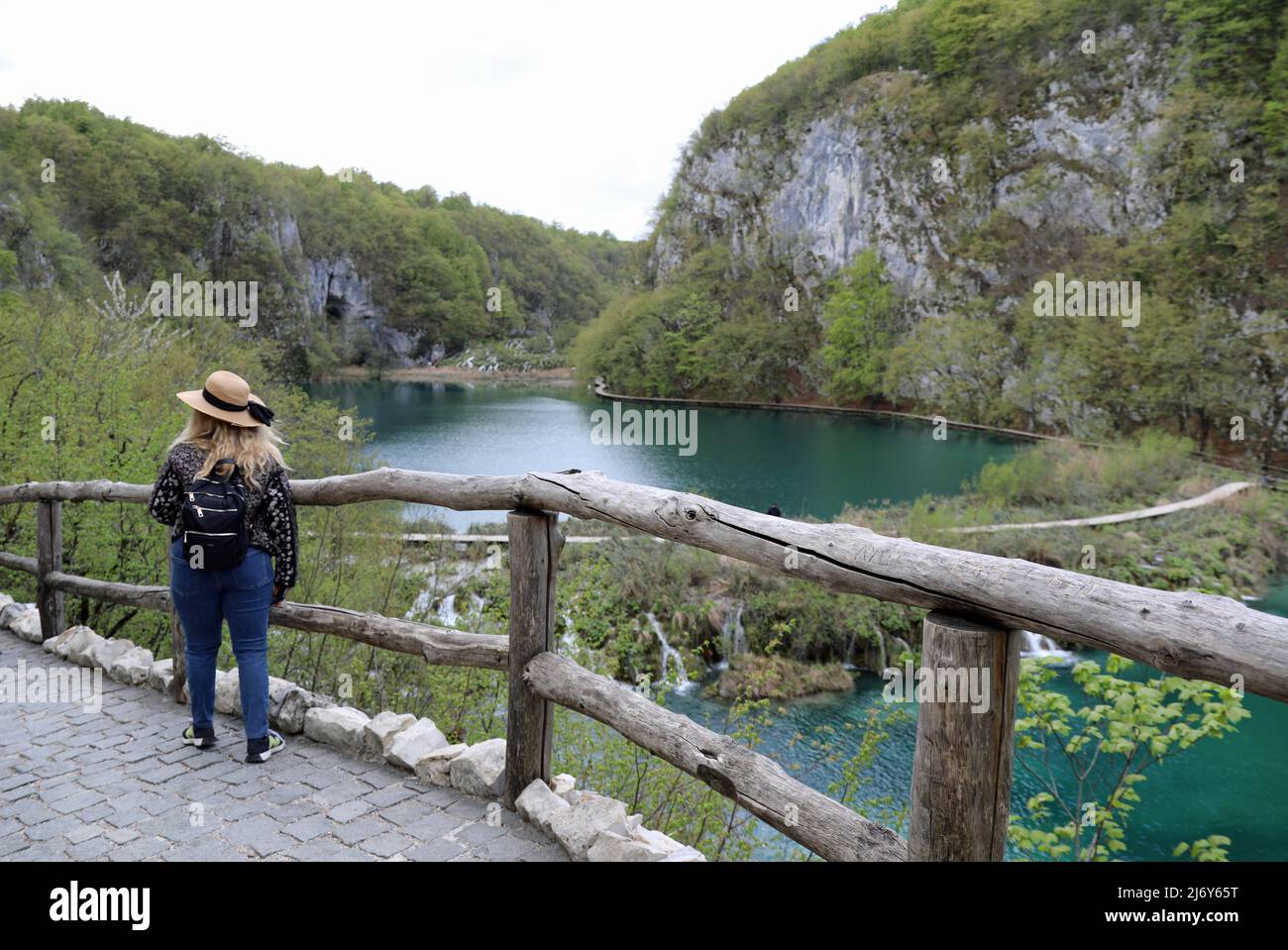 Turista ai laghi di Plitvice in Croazia Foto Stock