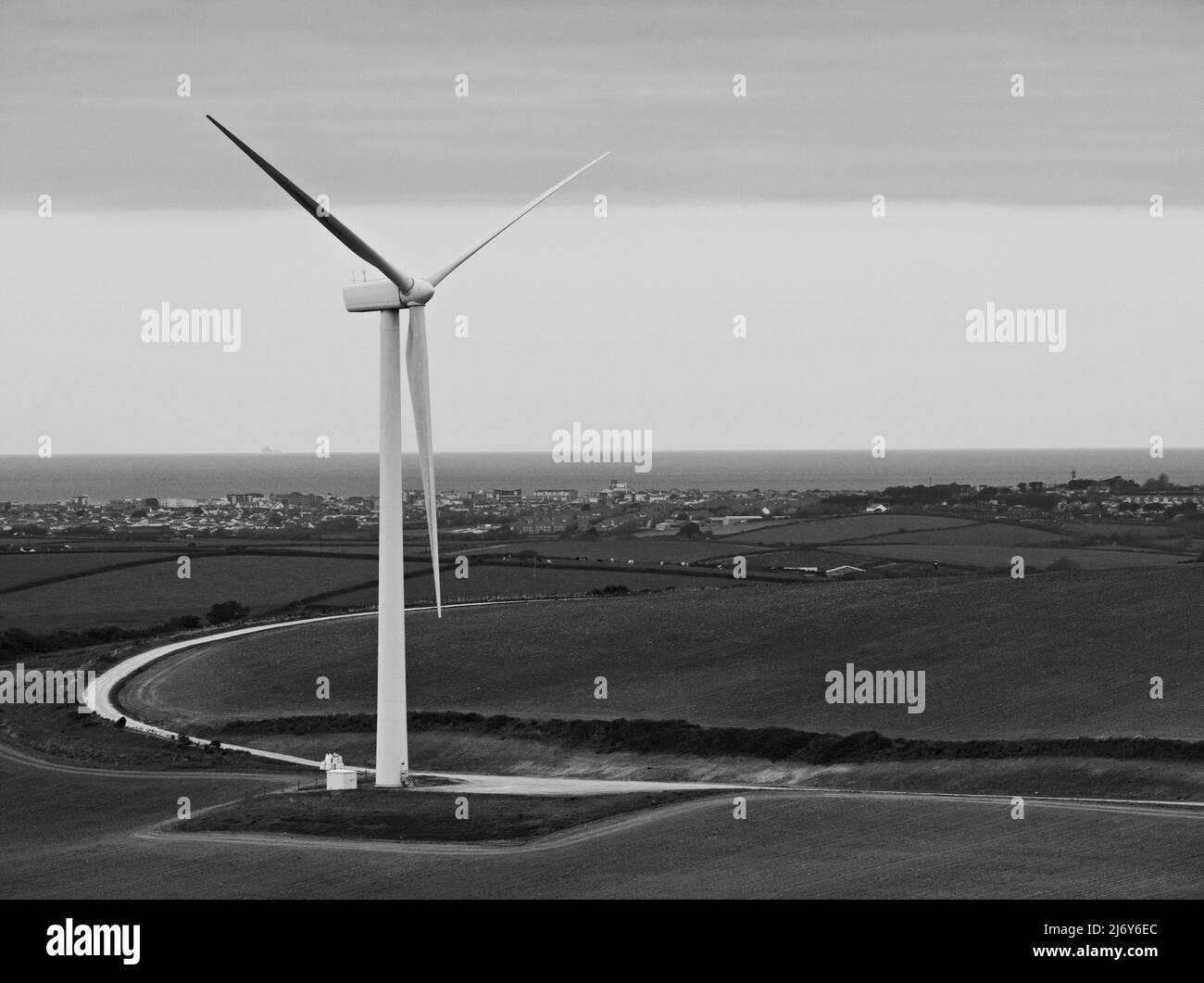 Immagine in bianco e nero di una turbina eolica Gamesa 80/2000 2MW nel paesaggio della Cornovaglia del Nord presso la fattoria eolica di Carland Cross in Cornovaglia, Regno Unito. Foto Stock