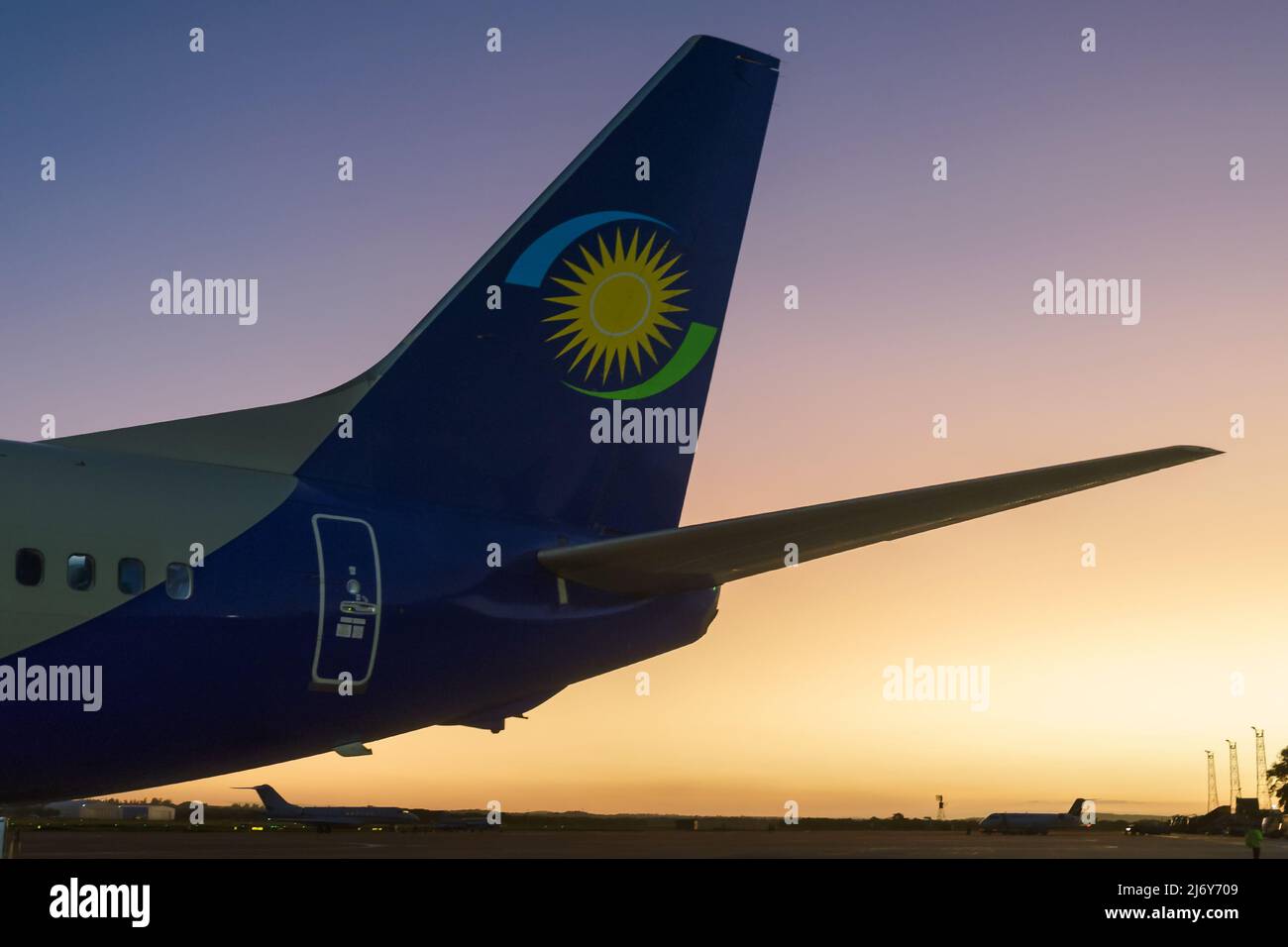 Coda dell'aeroplano Rwandair Boeing 737. Velivolo B737 della Rwandair Airlines durante il tramonto. Empennage di piano. Foto Stock
