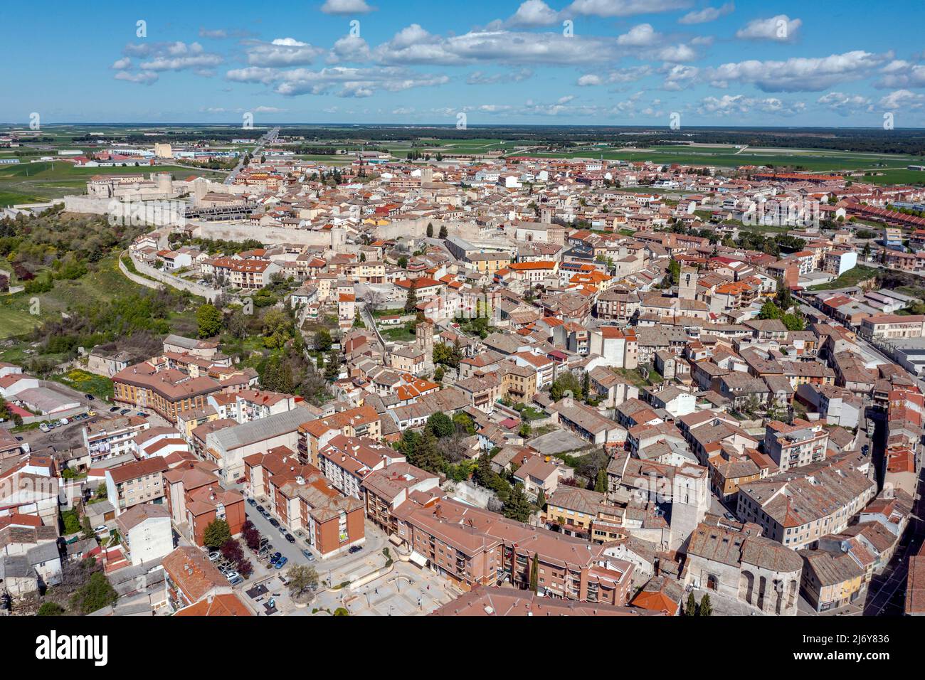 Vista di Cuellar, un piccolo centro storico in provincia di Segovia, con il castello ricostruito in primo piano. Foto Stock