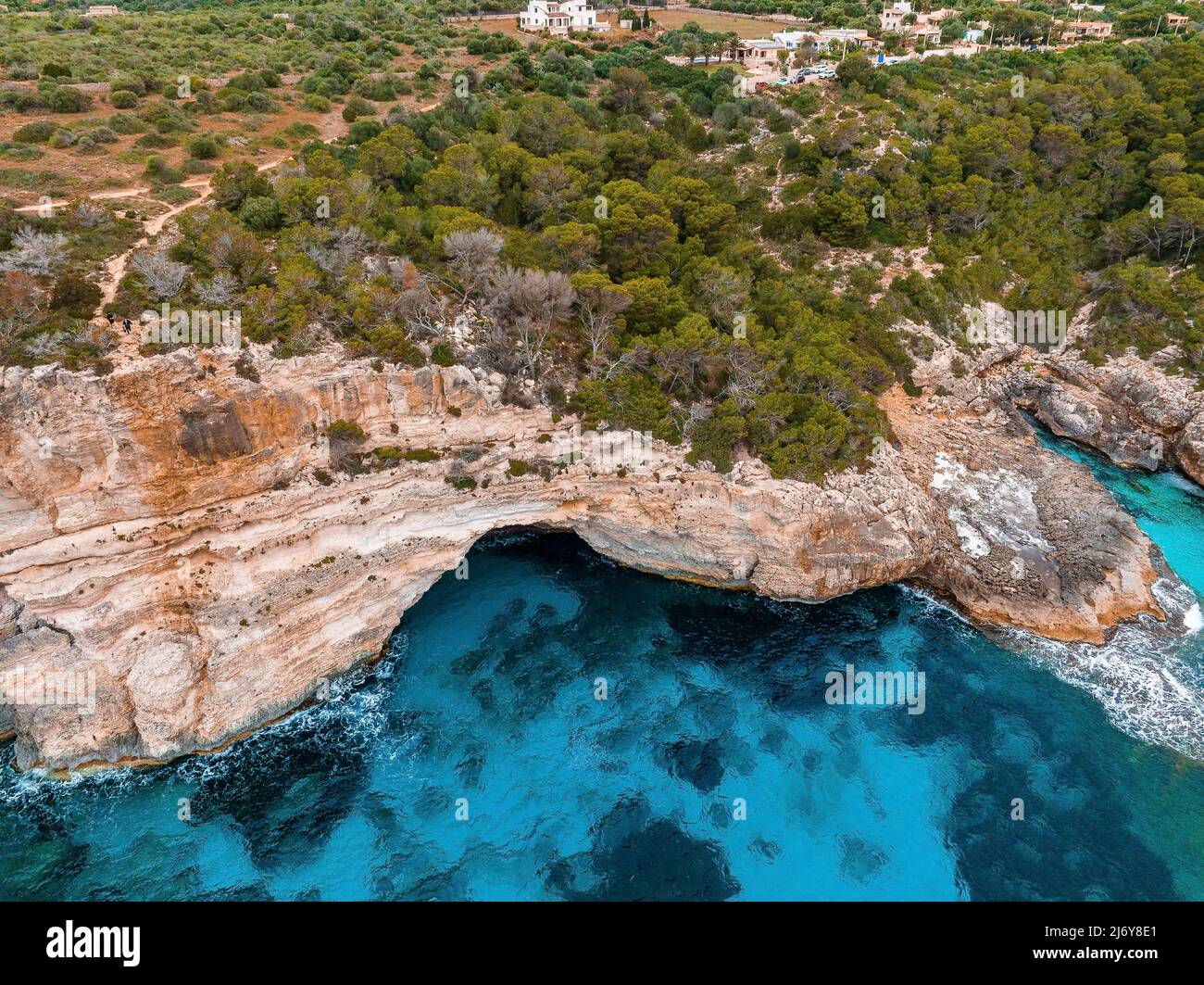 Veduta aerea, Cala d'es Moro, costa rocciosa a Cala de s'Almonia Foto Stock
