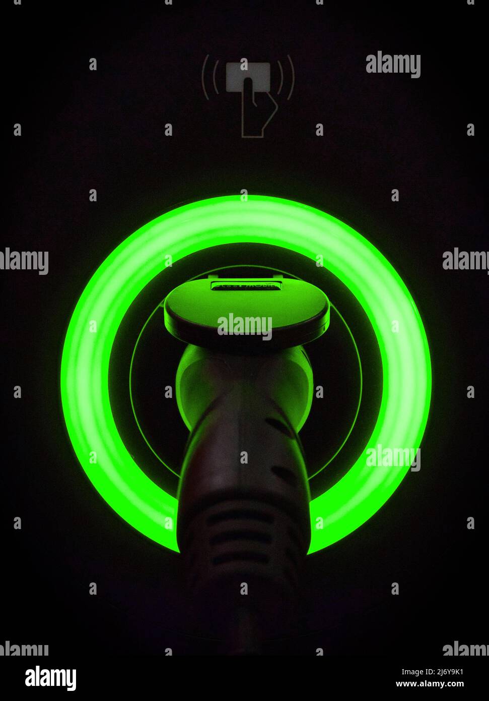 Un caricabatteria domestico per veicoli elettrici (EV) tipo 2, 7kW nero con un anello LED verde che indica lo stato: 'Disponibile'. Con lettore di schede RFID senza contatto. Foto Stock