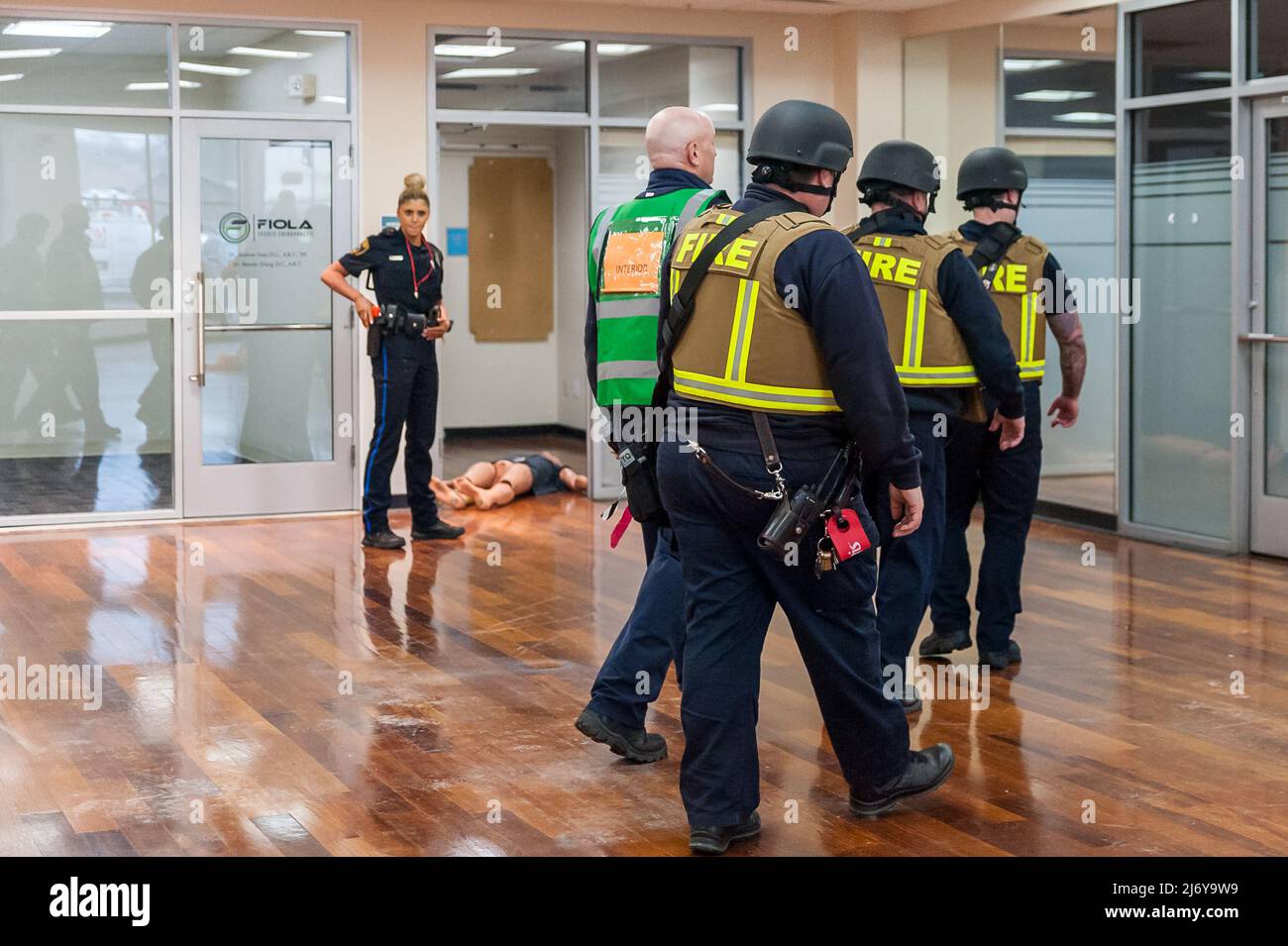 Drill Active Shooter ostile Event Response (ASHER). Sudbury, Massachusetts. 4th maggio 2022. Concord, Sudbury, Lincoln, Wayland, Fire e Police Dpts Foto Stock