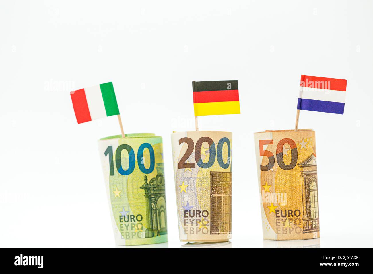 Inflazione e recessione economica in Europa. Bandiere di Germania, Francia e Italia banconote in euro su un fondo bianco.euro inflation.Changes nel bilancio. Foto Stock