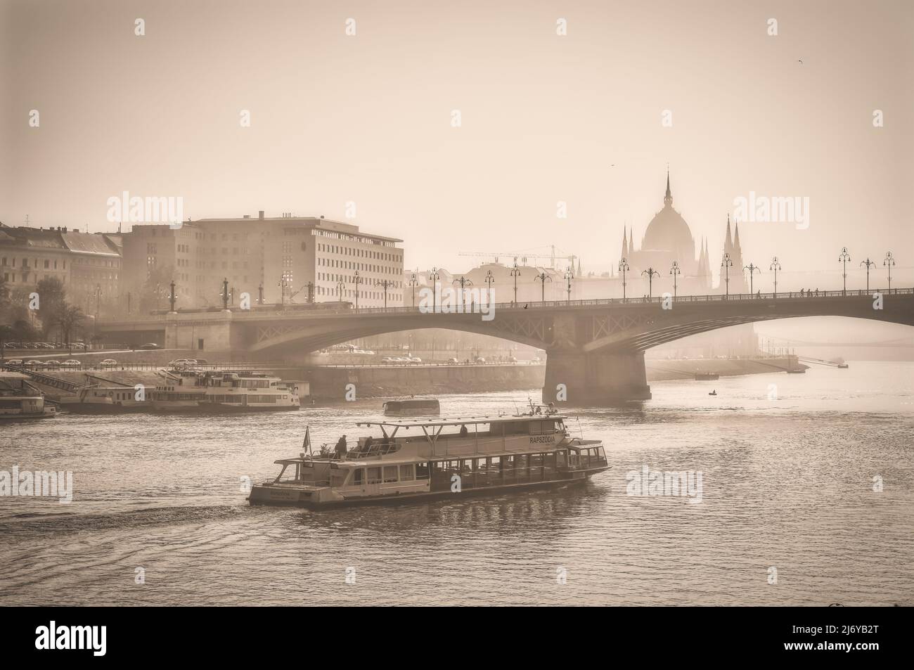Budapest barca turistica che naviga sul Danubio sotto il ponte Margherita Foto Stock