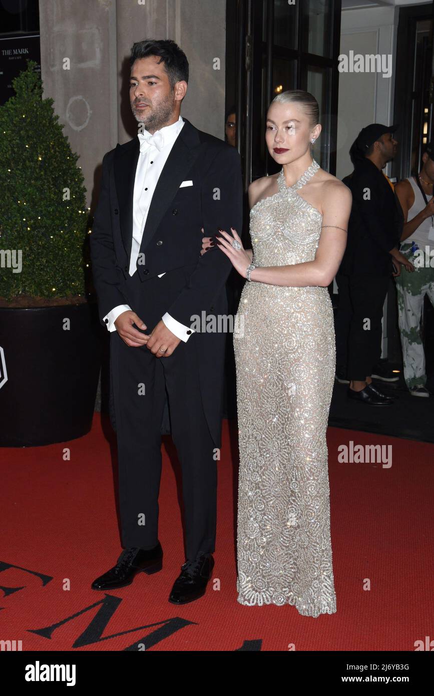 Jonathan Simkhai e Phoebe Bridgers alle partenze per Celebrity Candids - partenza per il Met Gala parte 2, The Mark Hotel, New York, NY 2 maggio 2022. Foto di: Quoin Pics/Everett Collection Foto Stock