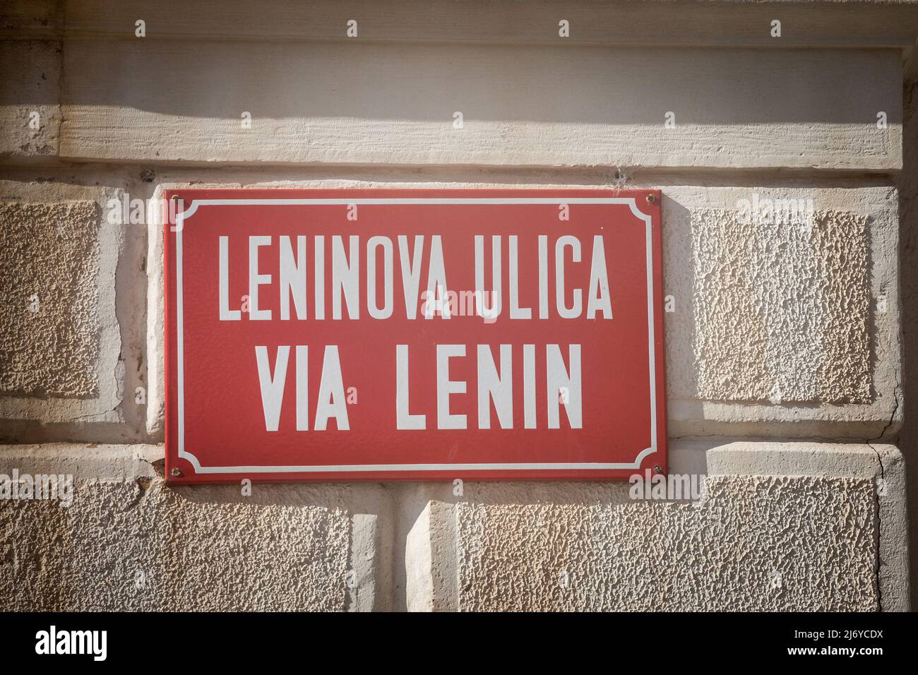 Immagine di un segno bilingue che indica via Lenin, sia in sloveno (Leninova Ulica), sia in via Lenin (in italiano), obbedendo alle regole del bilinguismo Foto Stock