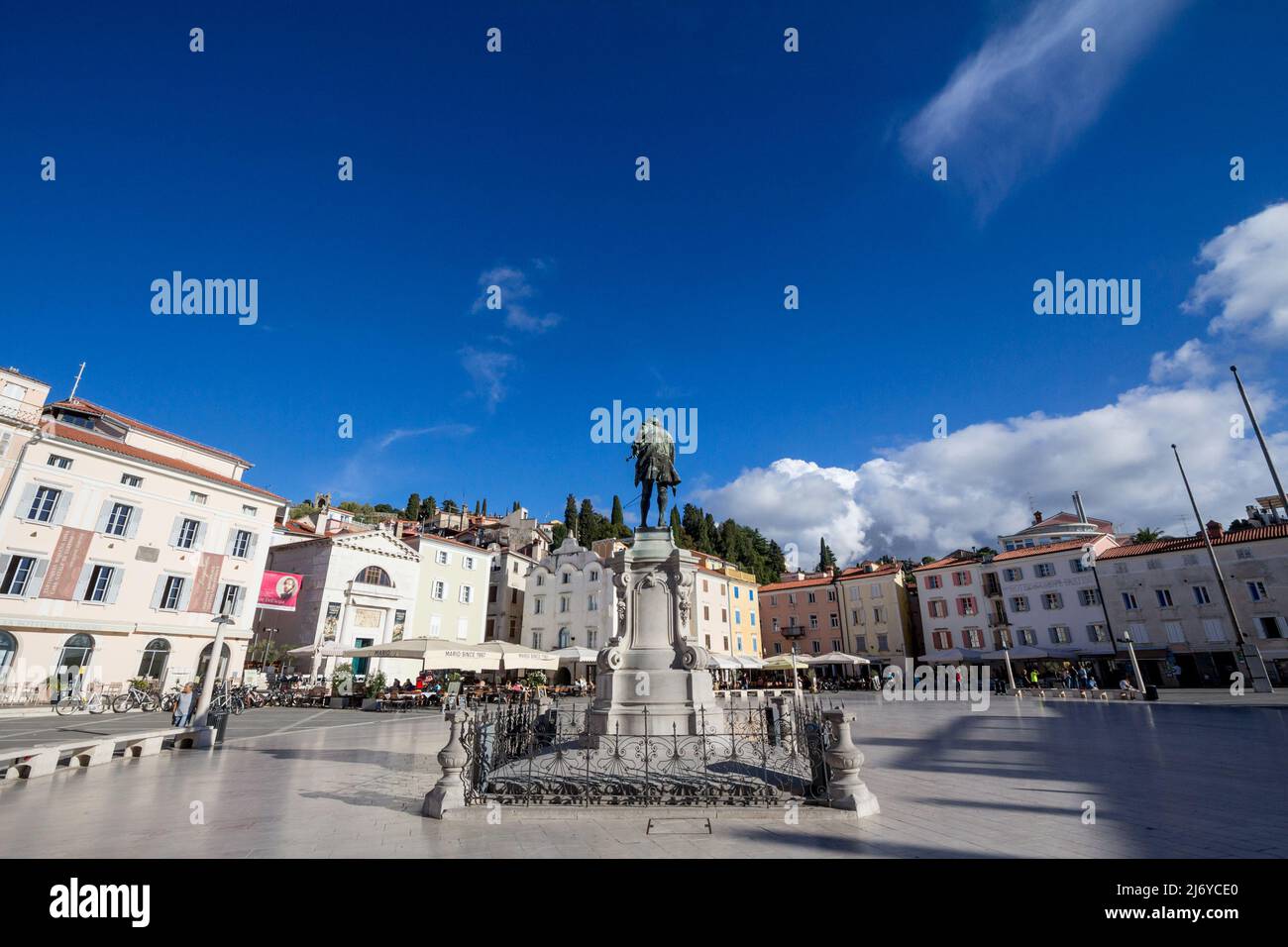 Foto del Trg Tartinijev a piran, Slovenia. Piazza Tartini è la piazza principale e più grande della città di Piran, Slovenia. È stato chiamato da vi Foto Stock