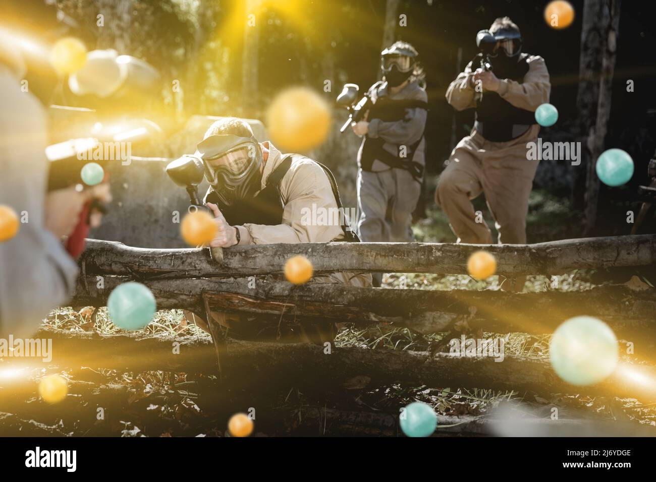 Squadra di paintball che punta all'aperto Foto Stock