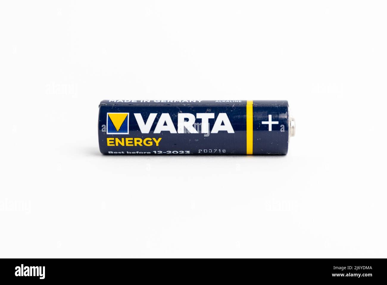 Batteria AA Varta in blu scuro su sfondo bianco. LR6 alcalina prodotta in Germania. Foto Stock
