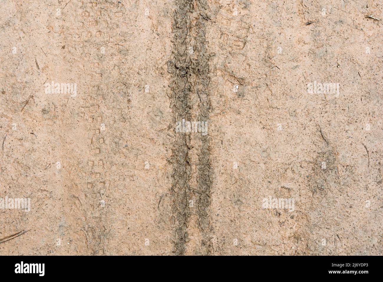 Ruote di una bicicletta in fango marrone umido nella natura. Texture astratta naturale dello sfondo. Foto Stock