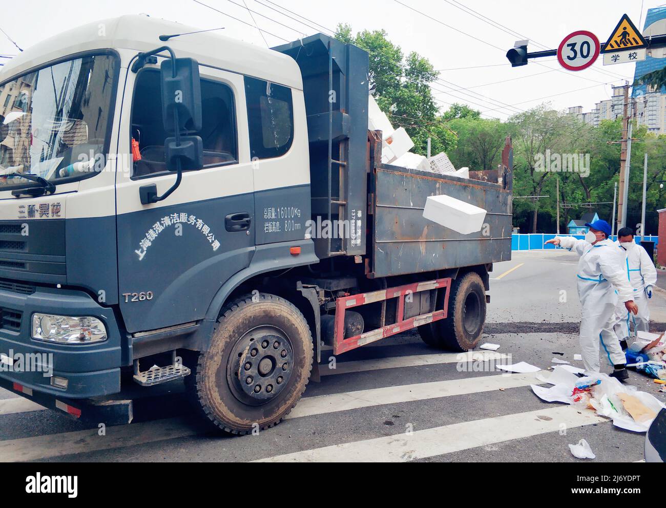 SHANGHAI, CINA - 1 MAGGIO 2022 - i pulitori consegnano rifiuti secchi e schiumosi a un camion rifiuti il 1 maggio 2022 a Shanghai, Cina. Foto Stock