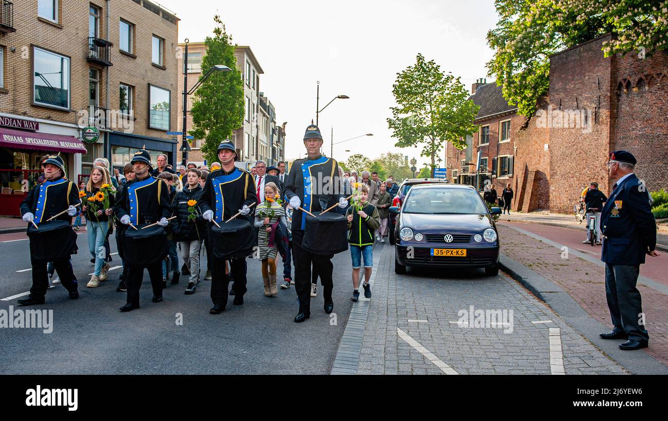 Un veterano della seconda guerra mondiale attende sul lato della strada la processione. In questo giorno, in tutto il paese, si svolgono cerimonie per commemorare civili e soldati in tutto il mondo durante la seconda guerra mondiale e altri conflitti. A Nijmegen si è svolta una cerimonia all'interno della Chiesa di Santo Stefano, da lì una processione silenziosa ha preso le strade per il 'Keizer Traianusplein', dove due monumenti in ricordo delle vittime della seconda Guerra Mondiale Alzati. La cerimonia ufficiale è iniziata con due minuti di silenzio, dopo di che il sindaco di Nijmegen Hubert Bruls ha tenuto un discorso ricordando le vittime e i fatti che Foto Stock