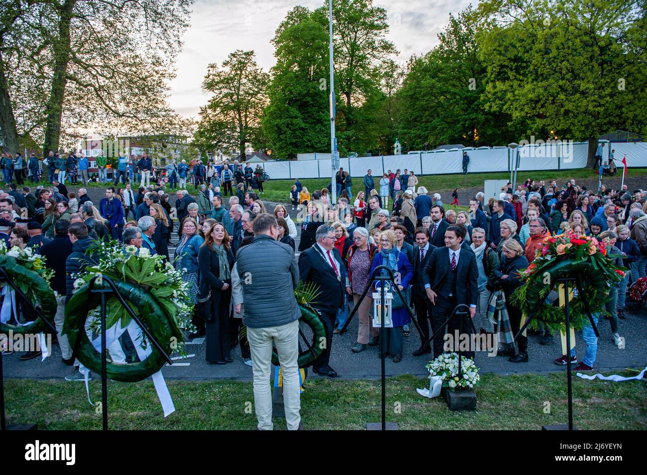 Si vede la gente che guarda le corone di fiori lasciate dopo la cerimonia. In questo giorno, in tutto il paese, si svolgono cerimonie per commemorare civili e soldati in tutto il mondo durante la seconda guerra mondiale e altri conflitti. A Nijmegen si è svolta una cerimonia all'interno della Chiesa di Santo Stefano, da lì una processione silenziosa ha preso le strade per il 'Keizer Traianusplein', dove due monumenti in ricordo delle vittime della seconda Guerra Mondiale Alzati. La cerimonia ufficiale è iniziata con due minuti di silenzio, dopo di che il sindaco di Nijmegen Hubert Bruls ha tenuto un discorso ricordando le vittime e la fa Foto Stock