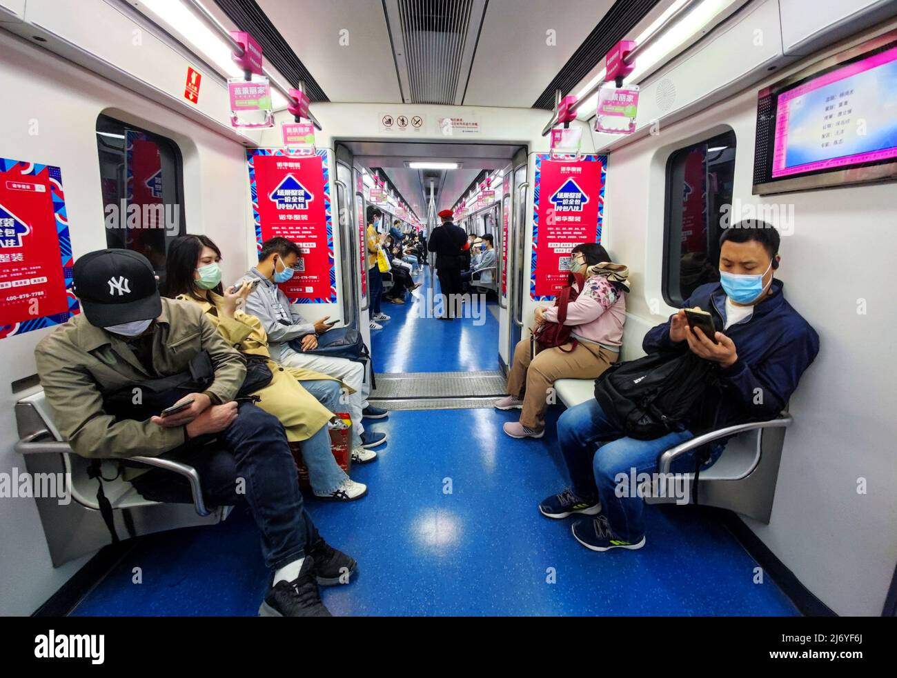 PECHINO, CINA - 5 MAGGIO 2022 - i passeggeri si trasferiscono durante l'ora di punta della mattina alla stazione della metropolitana di Dongsi a Pechino, capitale della Cina, 5 maggio 2022. AS Foto Stock