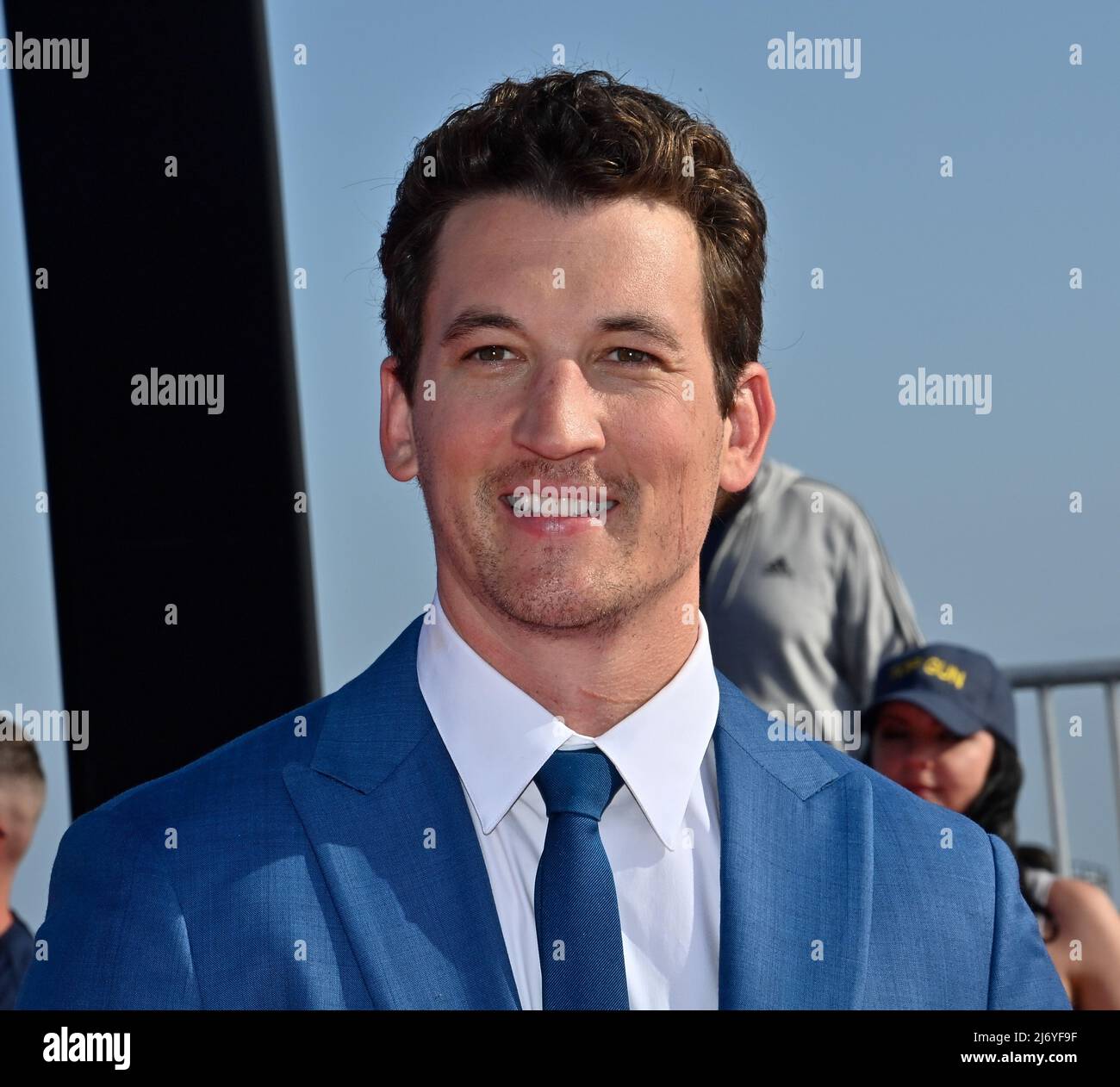Il membro del cast Miles Teller partecipa alla prima del film drammatico "Top Gun: Maverick" alla USS Midway di San Diego, California, mercoledì 4 maggio 2022. Foto di Jim Ruymen/UPI Foto Stock