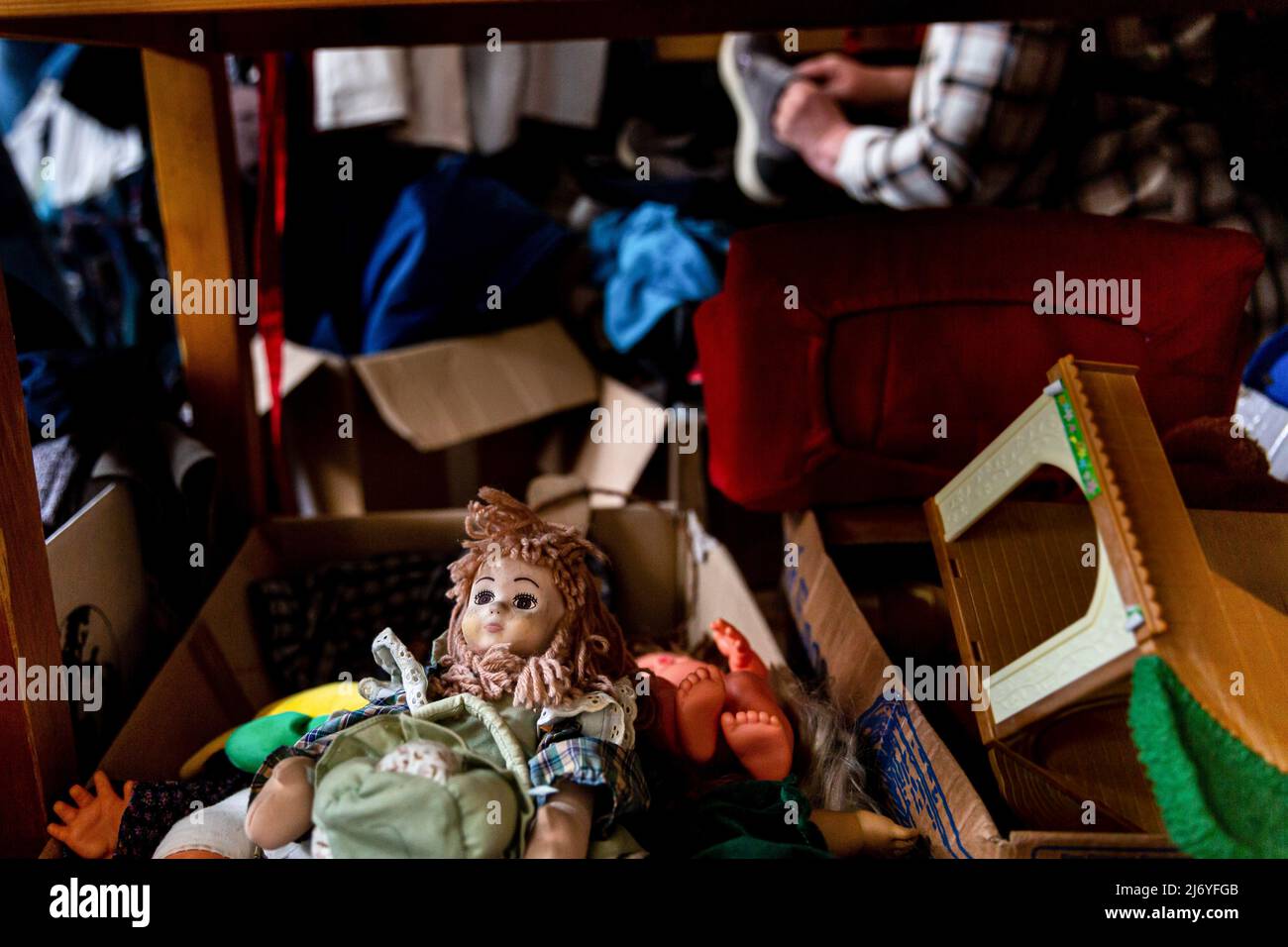 Una bambola è vista nell'ufficio PSL (Polish People's Party) di Cracovia, dove U-Work Foundation fornisce merci gratuite ai rifugiati ucraini. Più di 3 milioni di persone sono già fuggiti dall'Ucraina per la Polonia. Da quando la Federazione russa ha invaso l'Ucraina, il conflitto ha costretto 5,6 milioni di ucraini a fuggire dal loro paese. La popolazione polacca ha accolto i rifugiati, offrendo loro case come alloggio. Molti individui e ONG forniscono aiuto umanitario. Foto Stock
