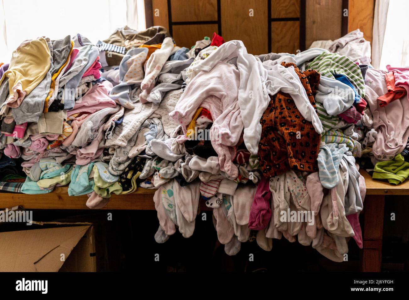 I vestiti per bambini sono visti nell'ufficio PSL (Polish People's Party) di Cracovia, dove U-Work Foundation fornisce merci gratuite per i rifugiati ucraini. Più di 3 milioni di persone sono già fuggiti dall'Ucraina per la Polonia. Da quando la Federazione russa ha invaso l'Ucraina, il conflitto ha costretto 5,6 milioni di ucraini a fuggire dal loro paese. La popolazione polacca ha accolto i rifugiati, offrendo loro case come alloggio. Molti individui e ONG forniscono aiuto umanitario. Foto Stock