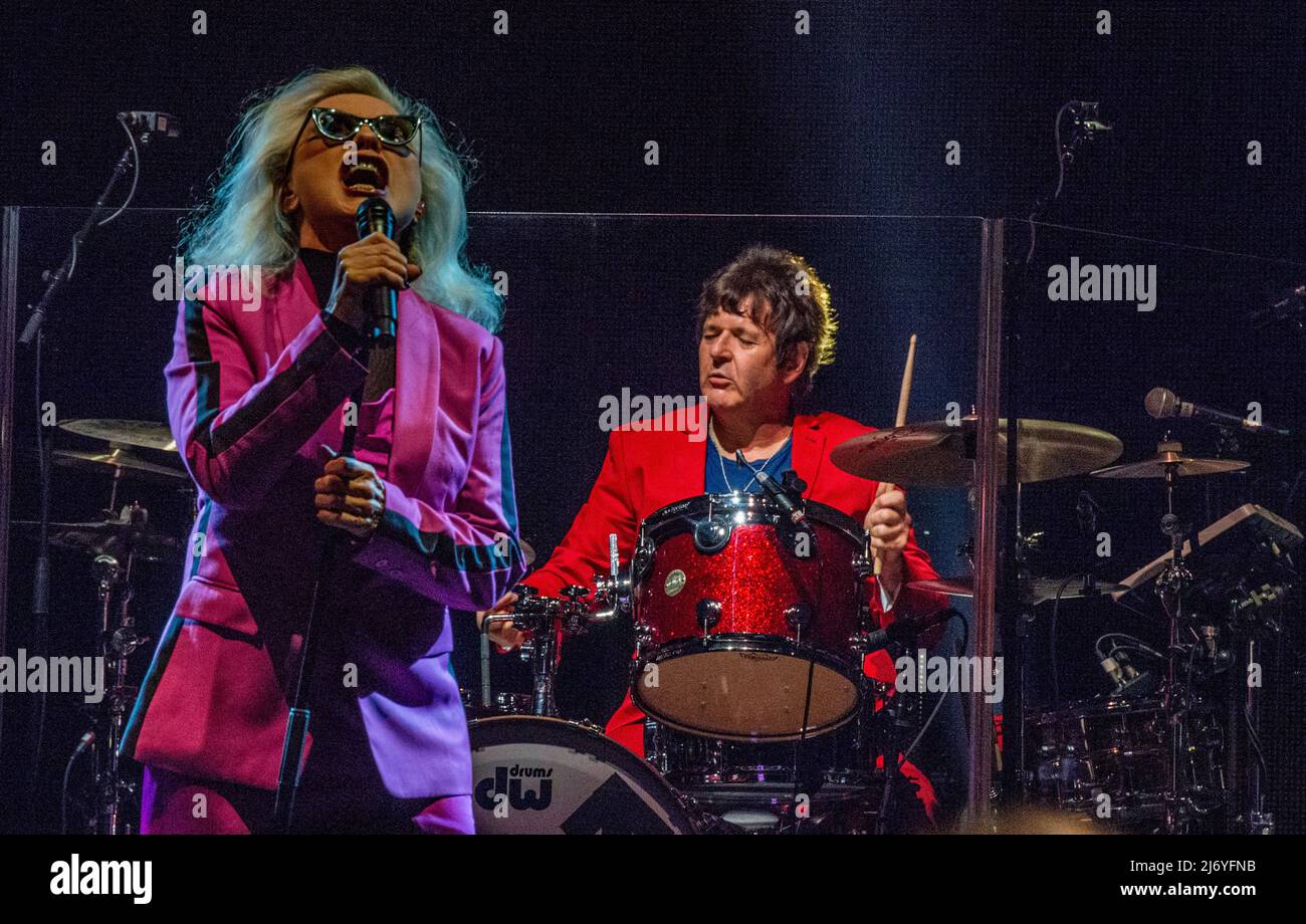 Leeds, 4th maggio 2022. I membri fondatori di Blondie sono il cantante Debbie Harry(76) e il batterista Clem Burke (67) che si esibiscono dal vivo alla Leeds Arena. Foto: Ernesto Rogata, Alamy Live News. Foto Stock