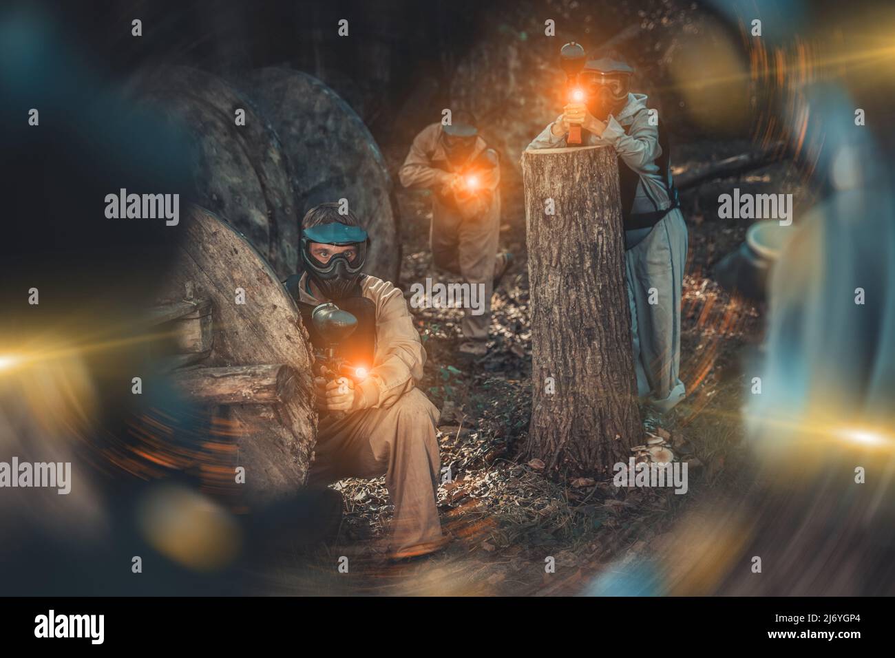 Squadre che giocano a paintball all'aperto Foto Stock