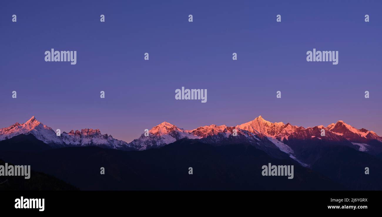kawabego picco della montagna di neve meili all'alba nella provincia di yunnan, cina Foto Stock