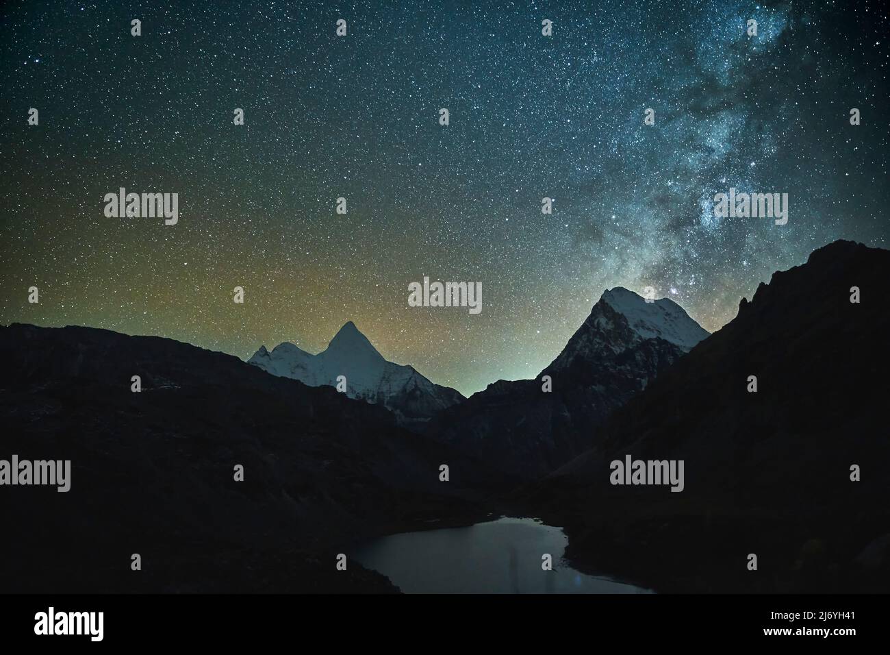lunga esposizione della galassia e del cielo stellato sopra montagna e lago nel parco nazionale yading, contea di daocheng, provincia di sichuan, cina Foto Stock