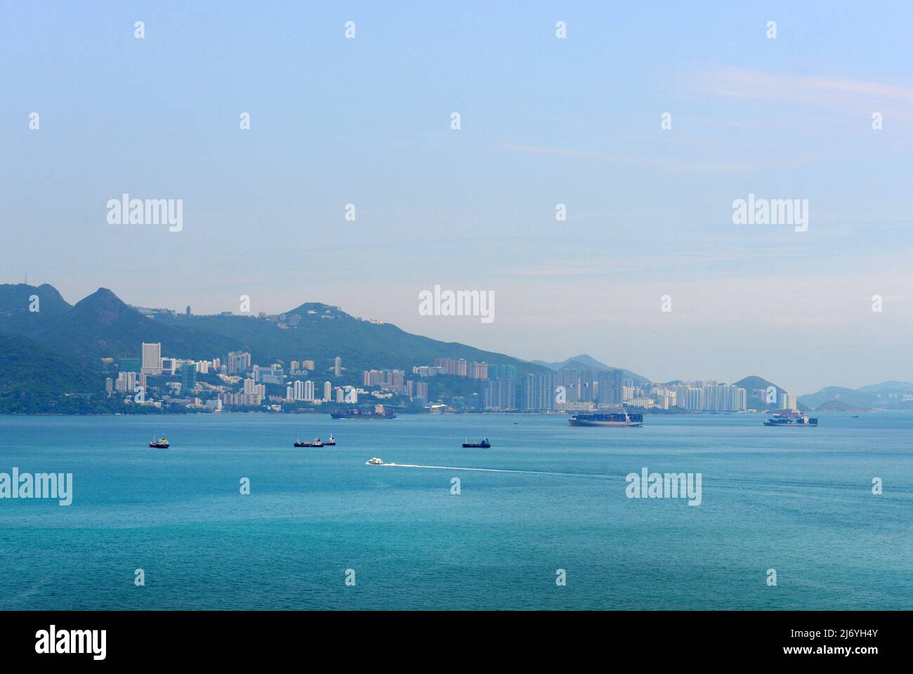 Una vista del lato Sud di Hong Kong dall'isola di Peng Chau a Hong Kong. Foto Stock