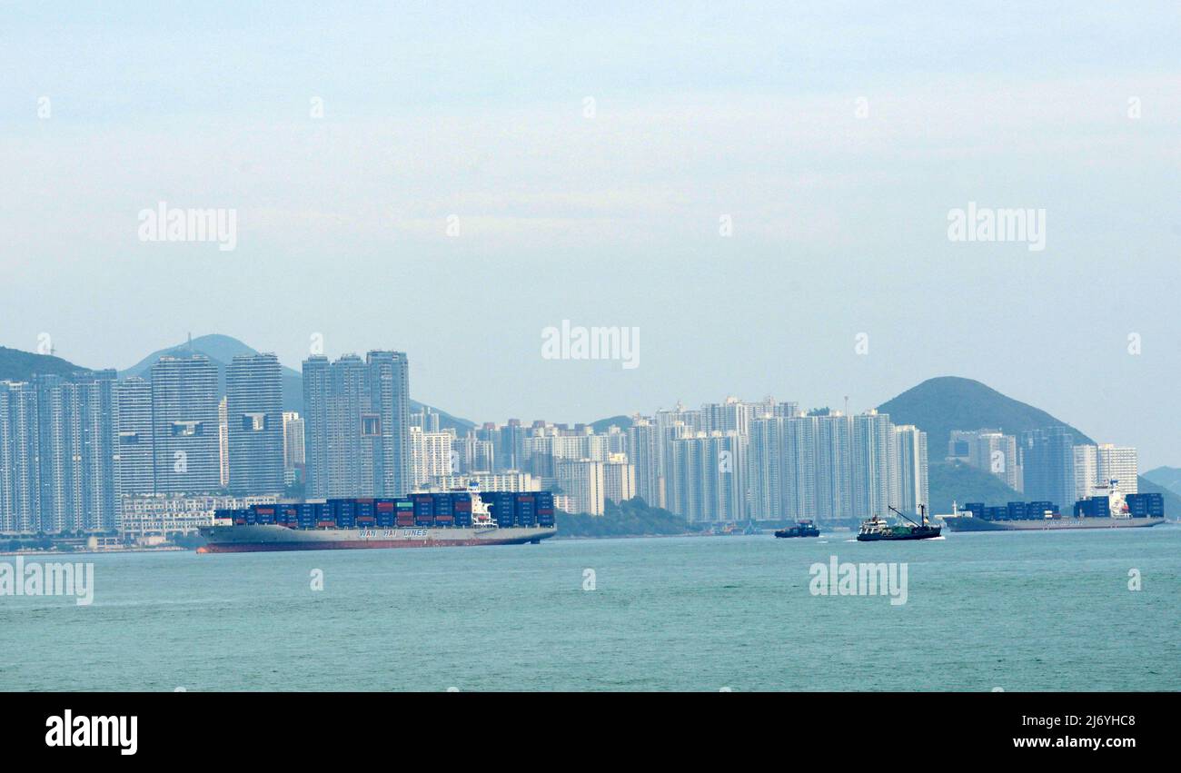 Una vista del lato Sud di Hong Kong dall'isola di Peng Chau a Hong Kong. Foto Stock