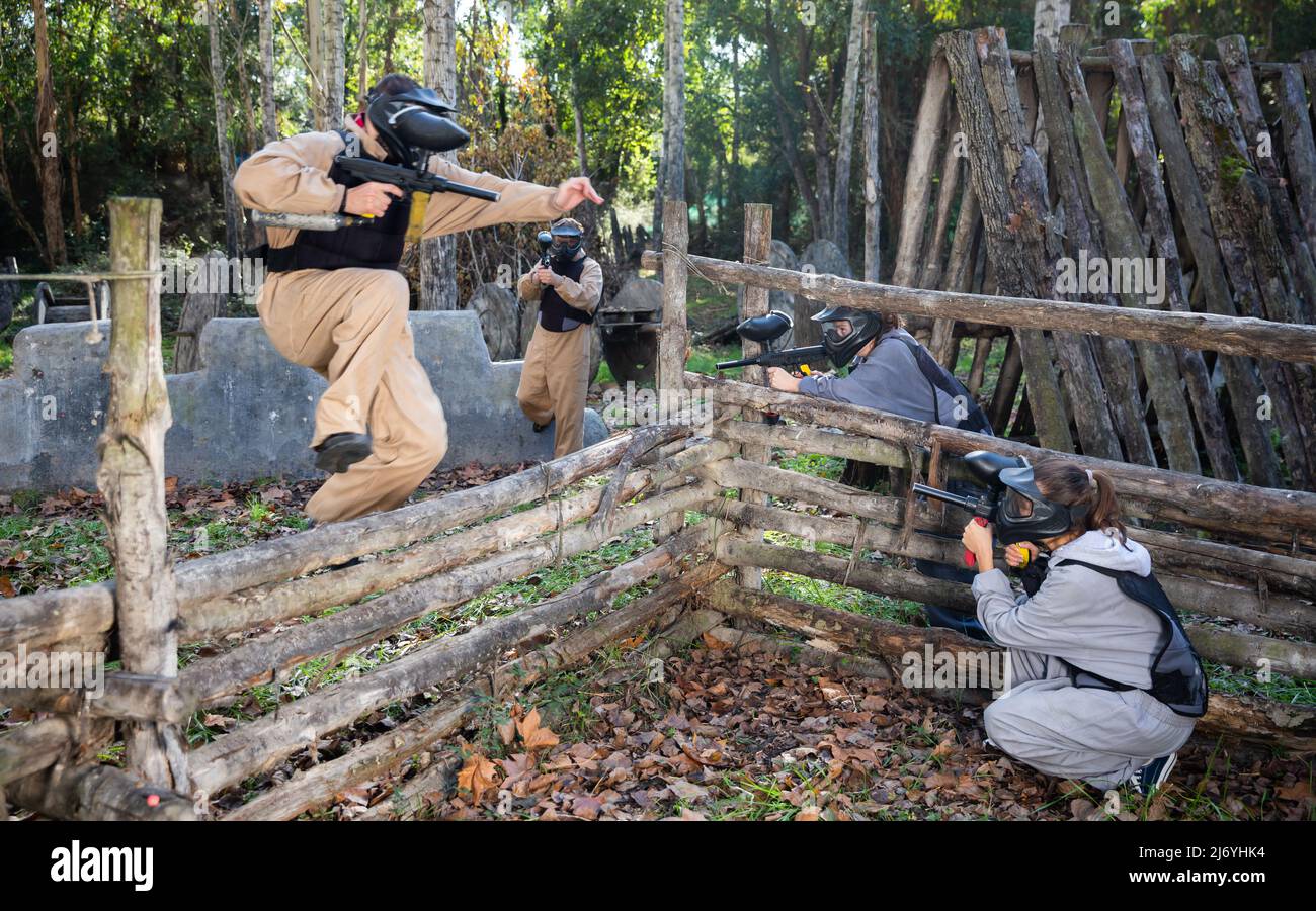Persone che giocano a paintball all'aperto Foto Stock