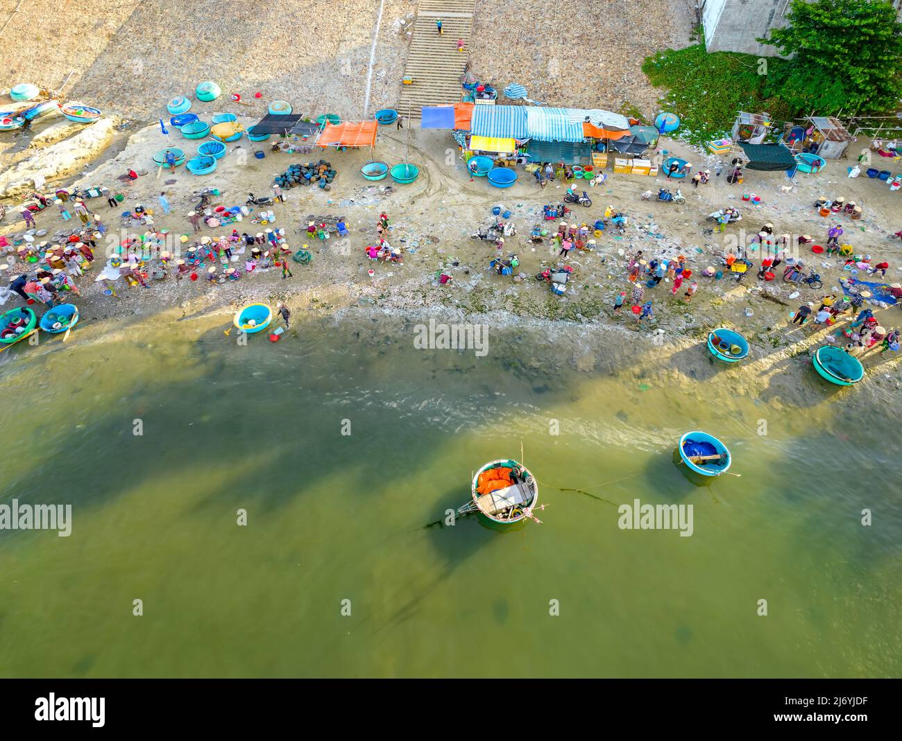 MUI ne mercato del pesce visto dall'alto, il mercato mattutino in un villaggio di pescatori costiero per acquistare e vendere frutti di mare per le province centrali del Vietnam Foto Stock