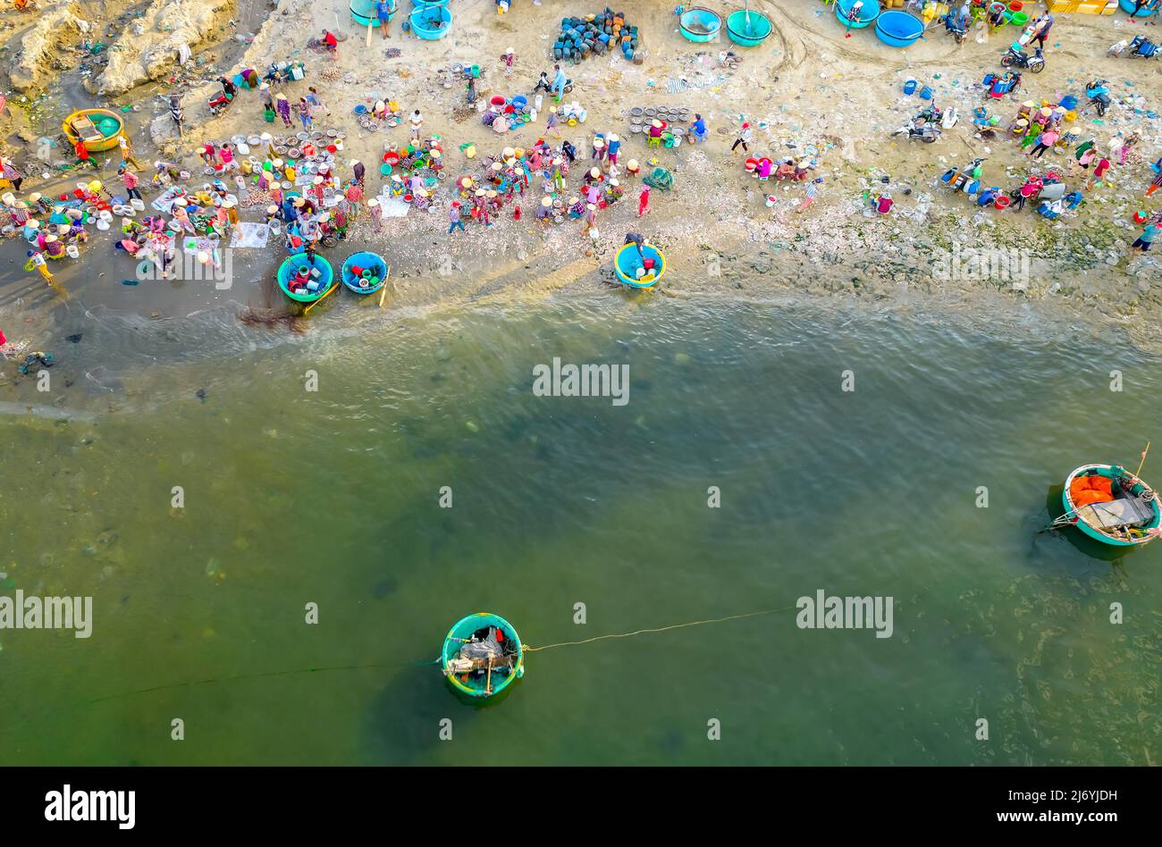 MUI ne mercato del pesce visto dall'alto, il mercato mattutino in un villaggio di pescatori costiero per acquistare e vendere frutti di mare per le province centrali del Vietnam Foto Stock