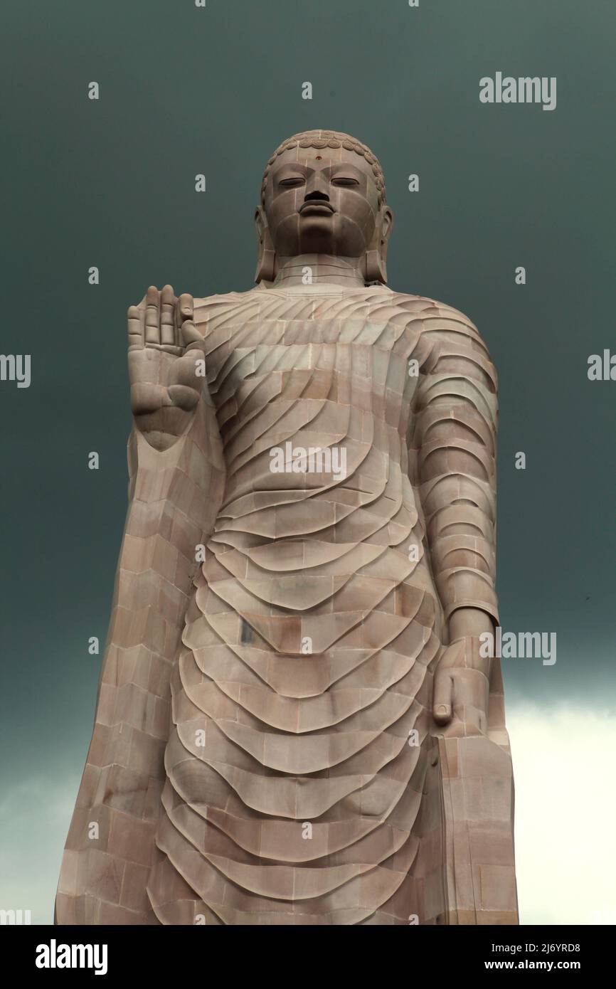 Una statua in pietra arenaria alta 80 piedi del Buddha in piedi a Sarnath alla periferia di Varanasi, Uttar Pradesh, India. Costruita dal 1997 al 2011, la statua fu il risultato di uno sforzo congiunto tra Thailandia e India. Foto Stock