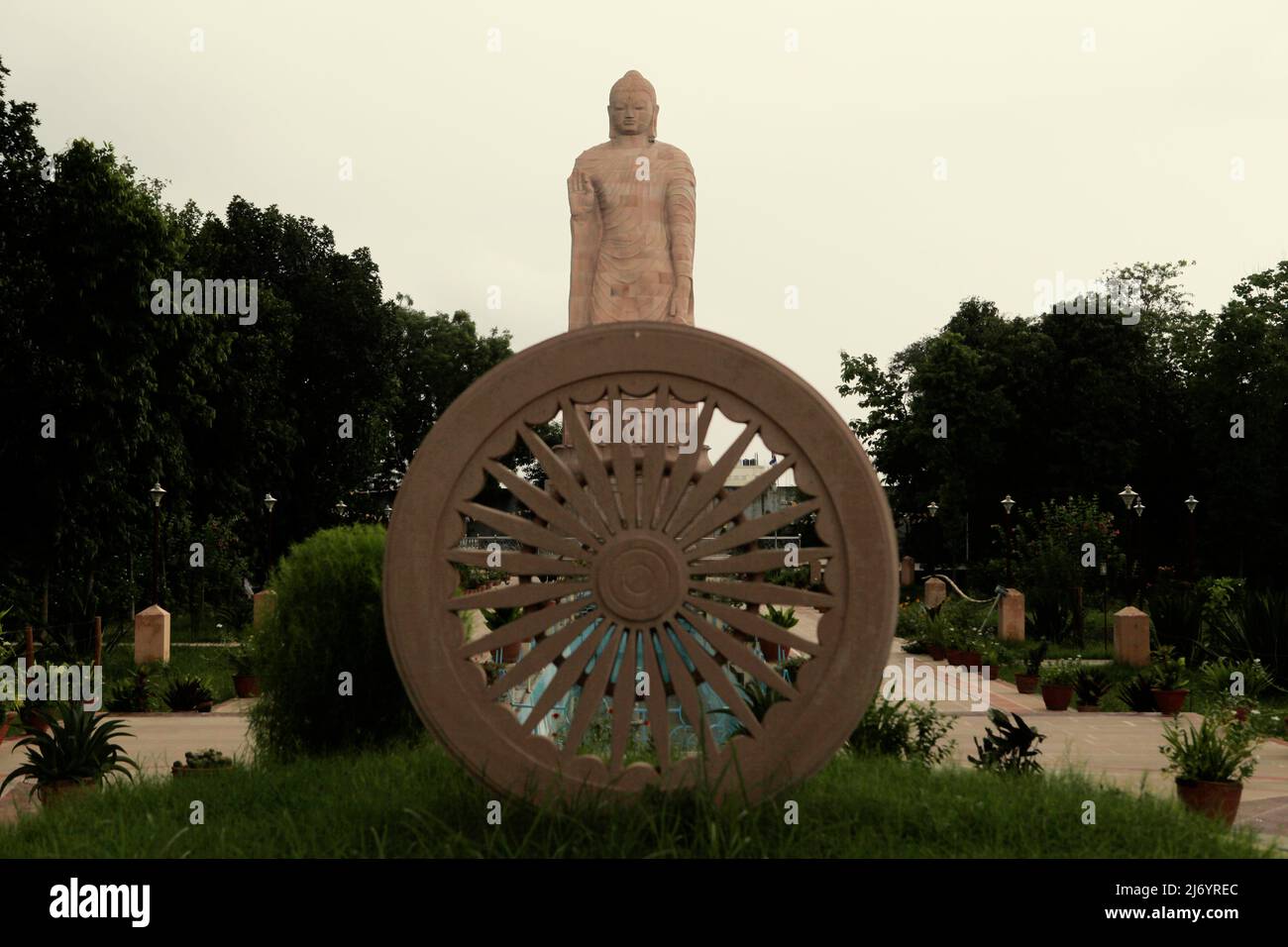 Una statua in pietra arenaria alta 80 piedi del Buddha in piedi a Sarnath alla periferia di Varanasi, Uttar Pradesh, India. Costruita dal 1997 al 2011, la statua fu il risultato di uno sforzo congiunto tra Thailandia e India. Foto Stock