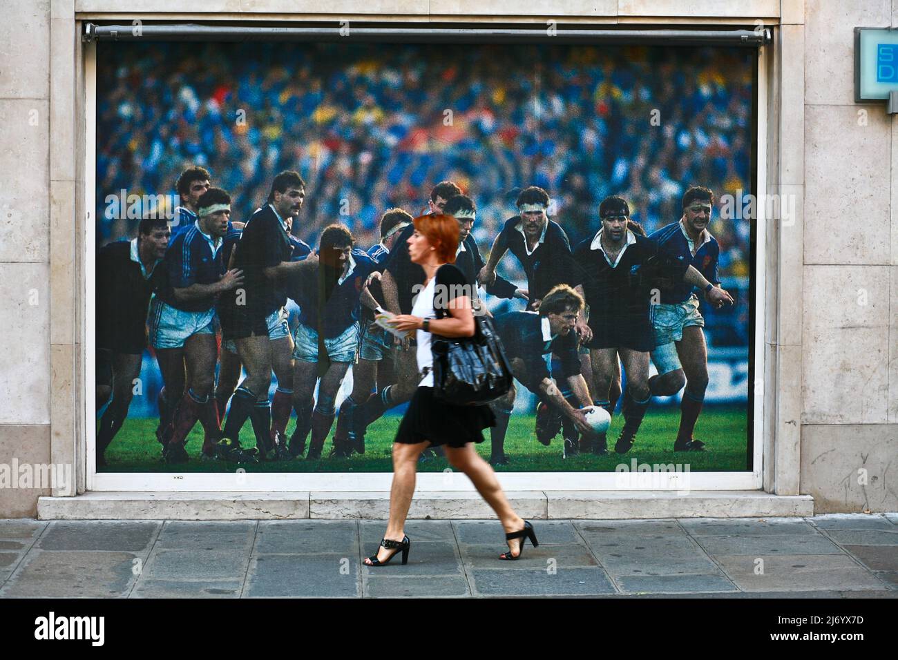 Parigi, persone che passano davanti a un grande poster con la squadra di rugby francese che gioca (2009) Foto Stock