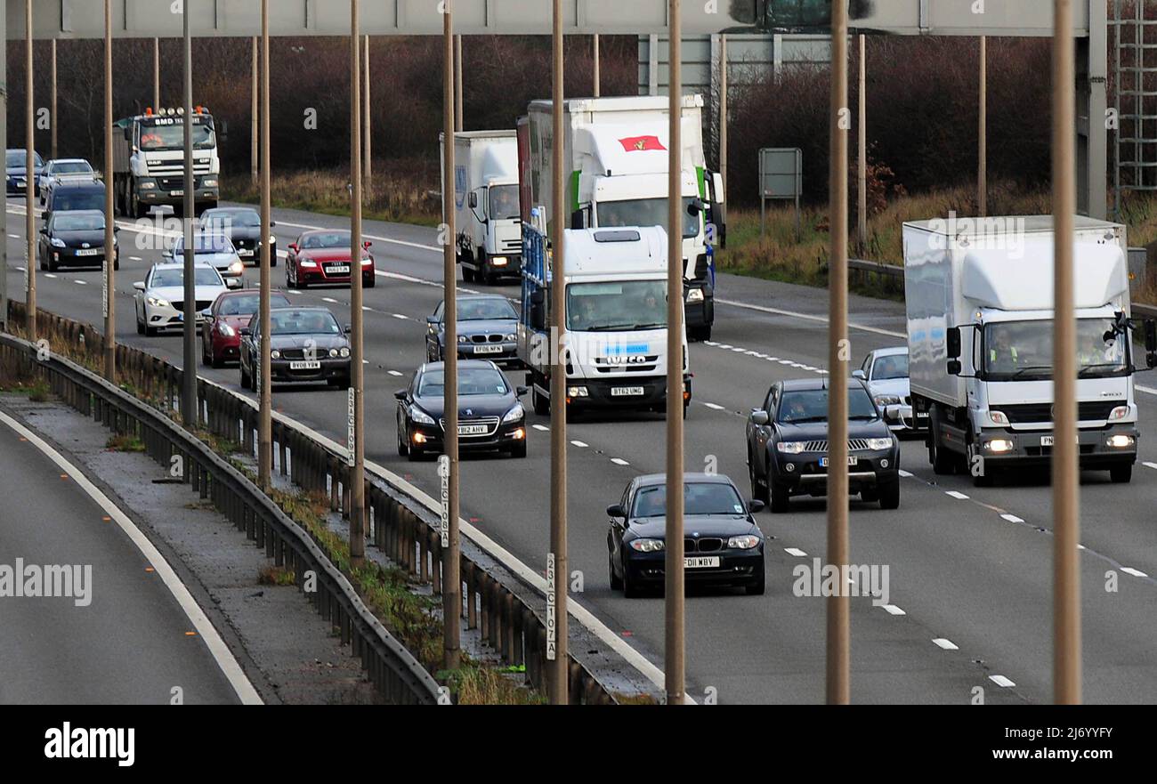 Foto di archivio datata 07/01/14 dei veicoli che percorrono l'autostrada M1 nei pressi di Nottingham. L'importo pagato dagli automobilisti per l'assicurazione è sceso al suo livello più basso in più di sei anni nel primo trimestre del 2022, secondo l'Associazione degli assicuratori britannici (ABI). Data di emissione: Giovedì 5 maggio 2022. Foto Stock