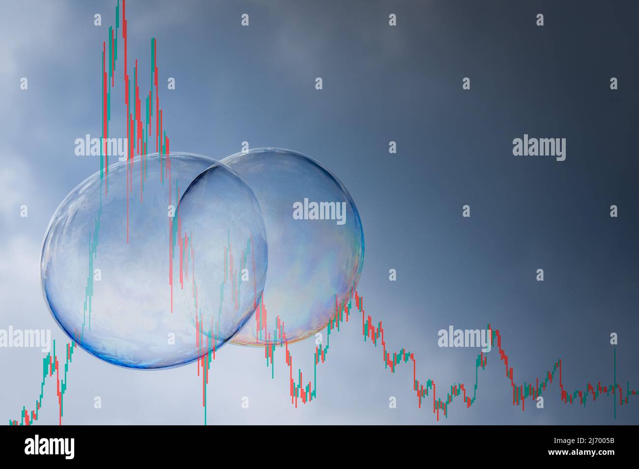 immagine simbolica di una bolla del mercato azionario con un grafico parabolico che entra in una recessione con la conclusione del suo ciclo di mercato con uno tsunami finanziario. Foto Stock