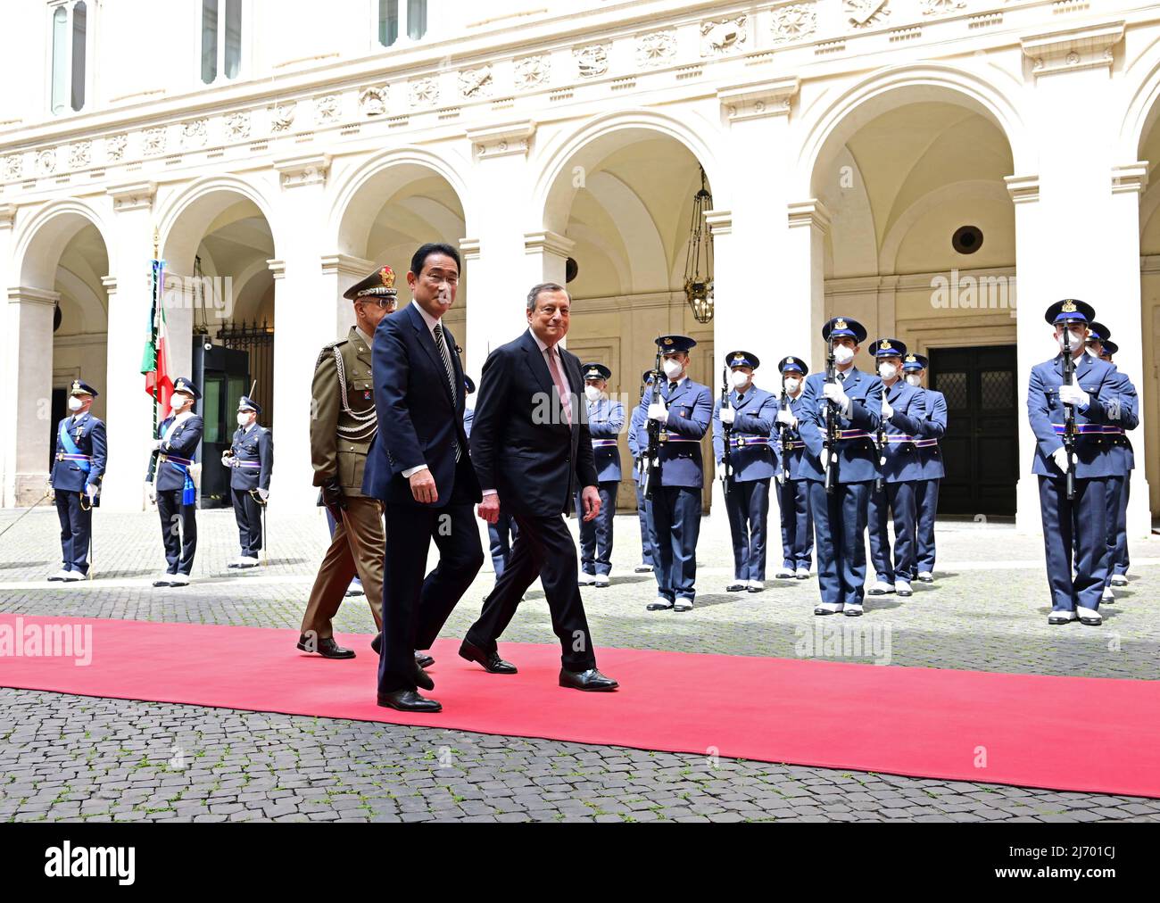 (220505) -- ROMA, 5 maggio 2022 (Xinhua) -- il primo Ministro italiano Mario Draghi (R, front) accoglie il primo Ministro giapponese Fumio Kishida (L, front) a Roma, Italia, il 4 maggio 2022. Mercoledì i leader di Italia e Giappone hanno dichiarato di fare pressioni per una soluzione negoziata al conflitto ucraino. (Foto di Alberto Lingria/Xinhua) Foto Stock