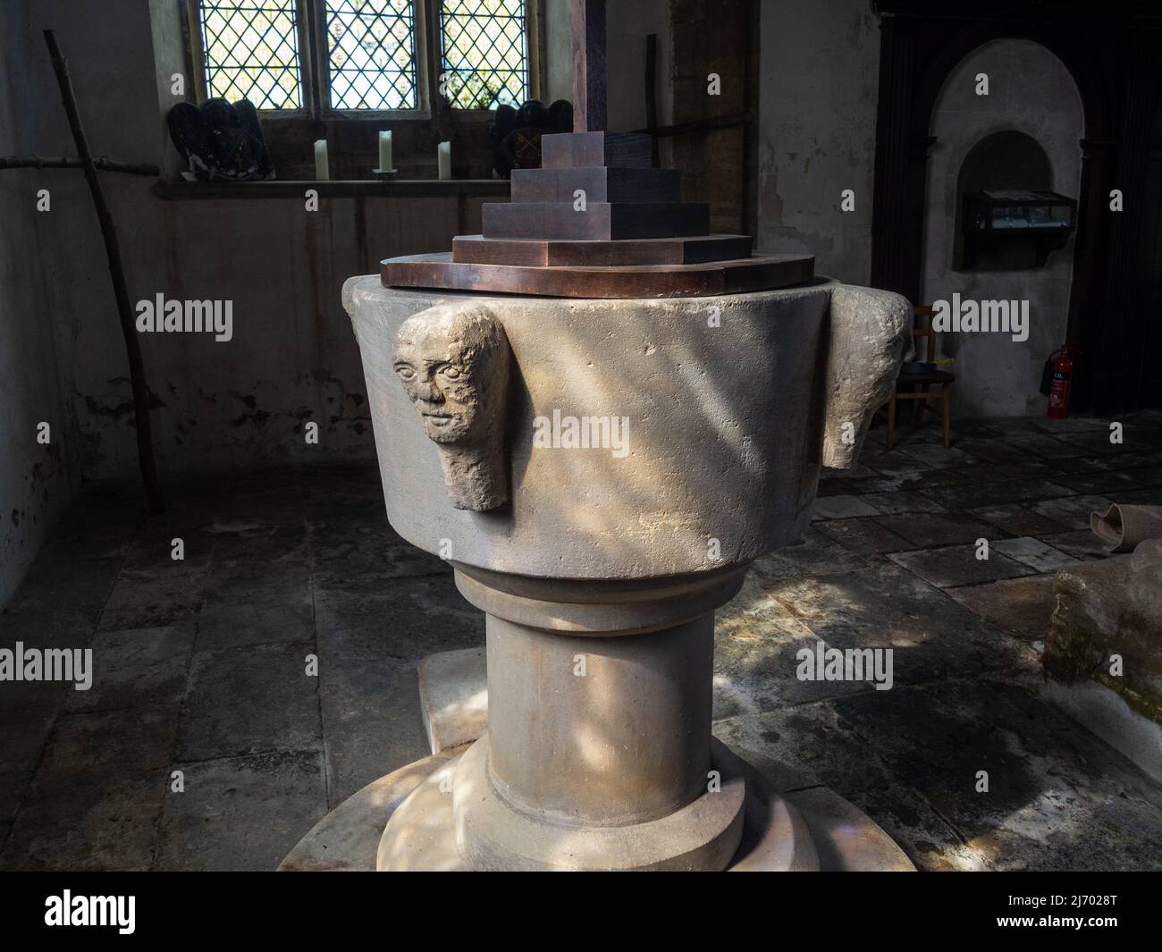 Font circolare del 13th secolo, con quattro facce che sporgono, Church of All Saints, Norton, Northamptonshire, Regno Unito Foto Stock