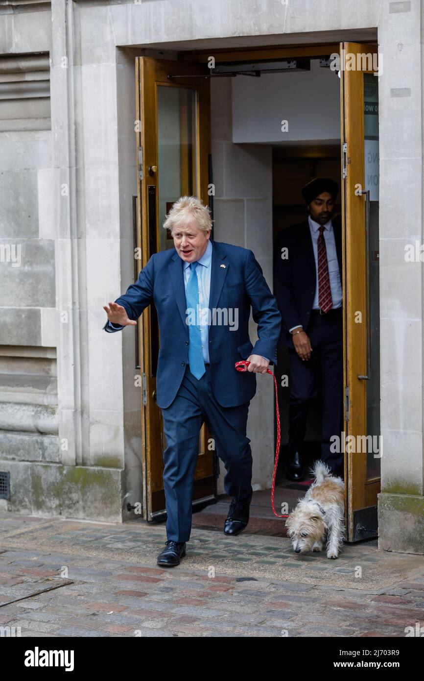 Westminster, Londra, Regno Unito. 5th maggio 2022.il primo Ministro britannico, Boris Johnson, insieme a Dilyn il cane da croce Jack Russell del PM, lasciando la stazione di polling dopo il voto nelle elezioni del governo locale. Amanda Rose/Alamy Live News Foto Stock